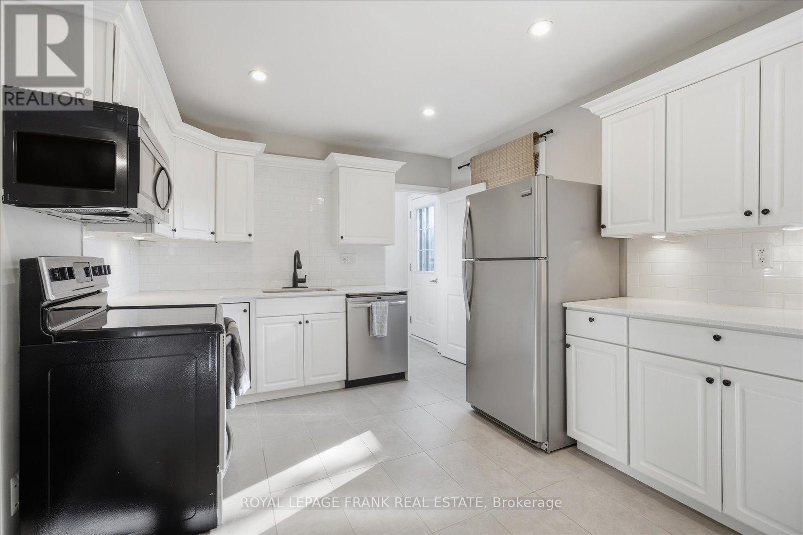 












1186 RAVINE ROAD

,
Oshawa (Lakeview),




Ontario
L1H4E2

