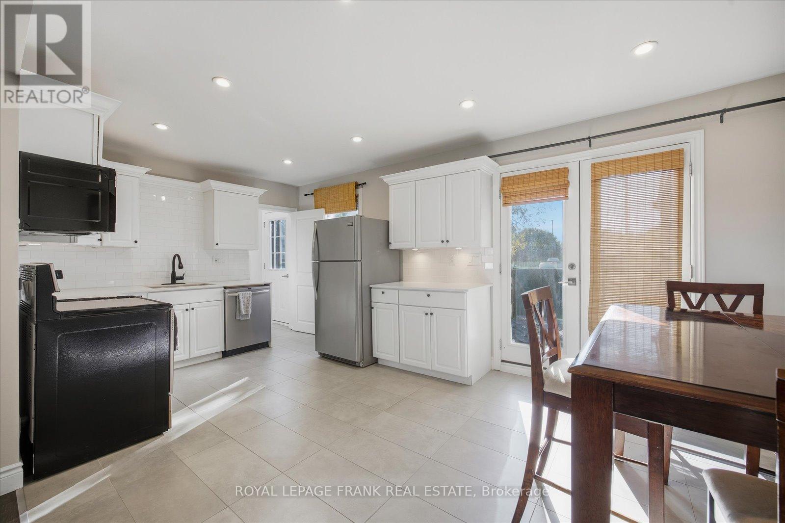 












1186 RAVINE ROAD

,
Oshawa (Lakeview),




Ontario
L1H4E2

