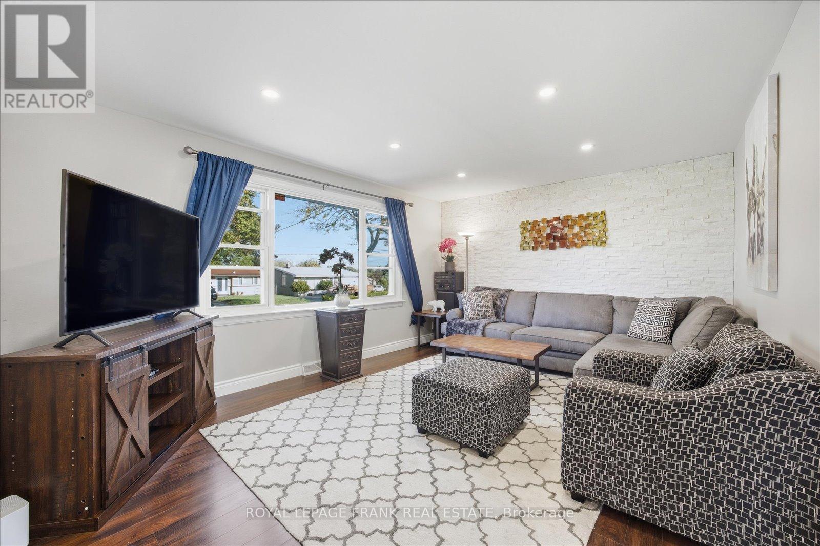 












1186 RAVINE ROAD

,
Oshawa (Lakeview),




Ontario
L1H4E2

