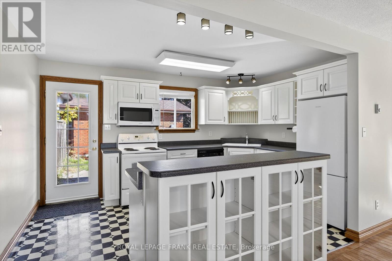 












20 COLBOURNE ST STREET

,
Selwyn,




Ontario
K0L2H0

