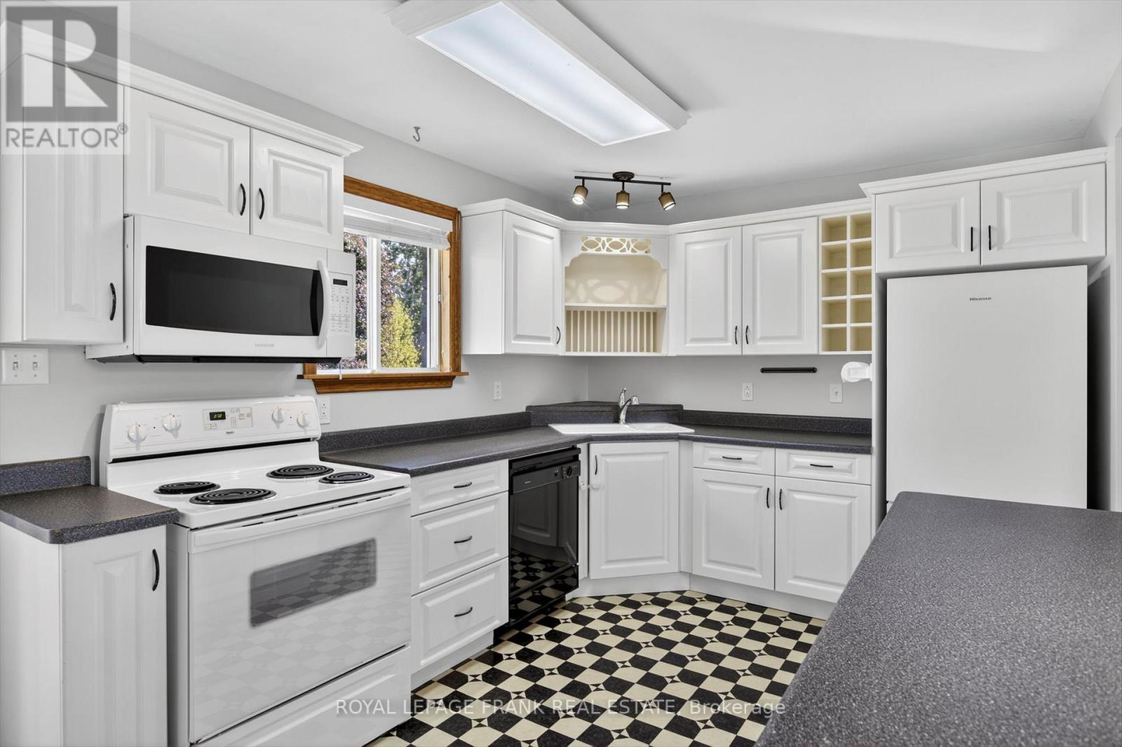 












20 COLBOURNE ST STREET

,
Selwyn,




Ontario
K0L2H0

