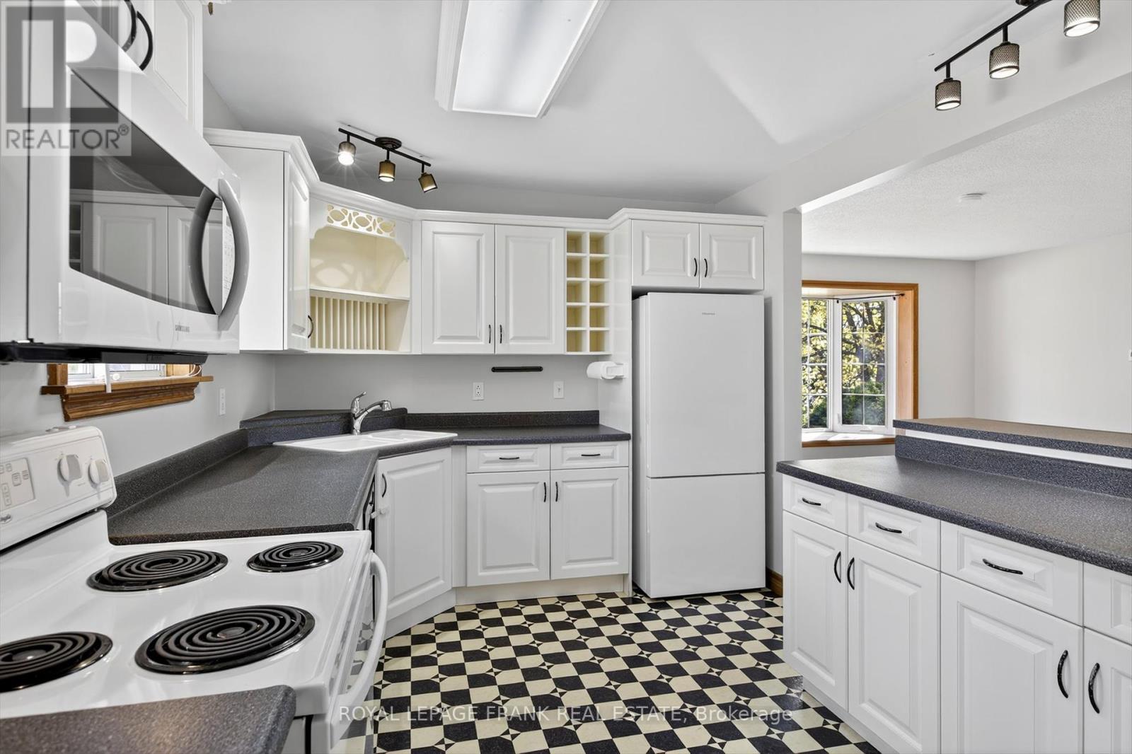 












20 COLBOURNE ST STREET

,
Selwyn,




Ontario
K0L2H0

