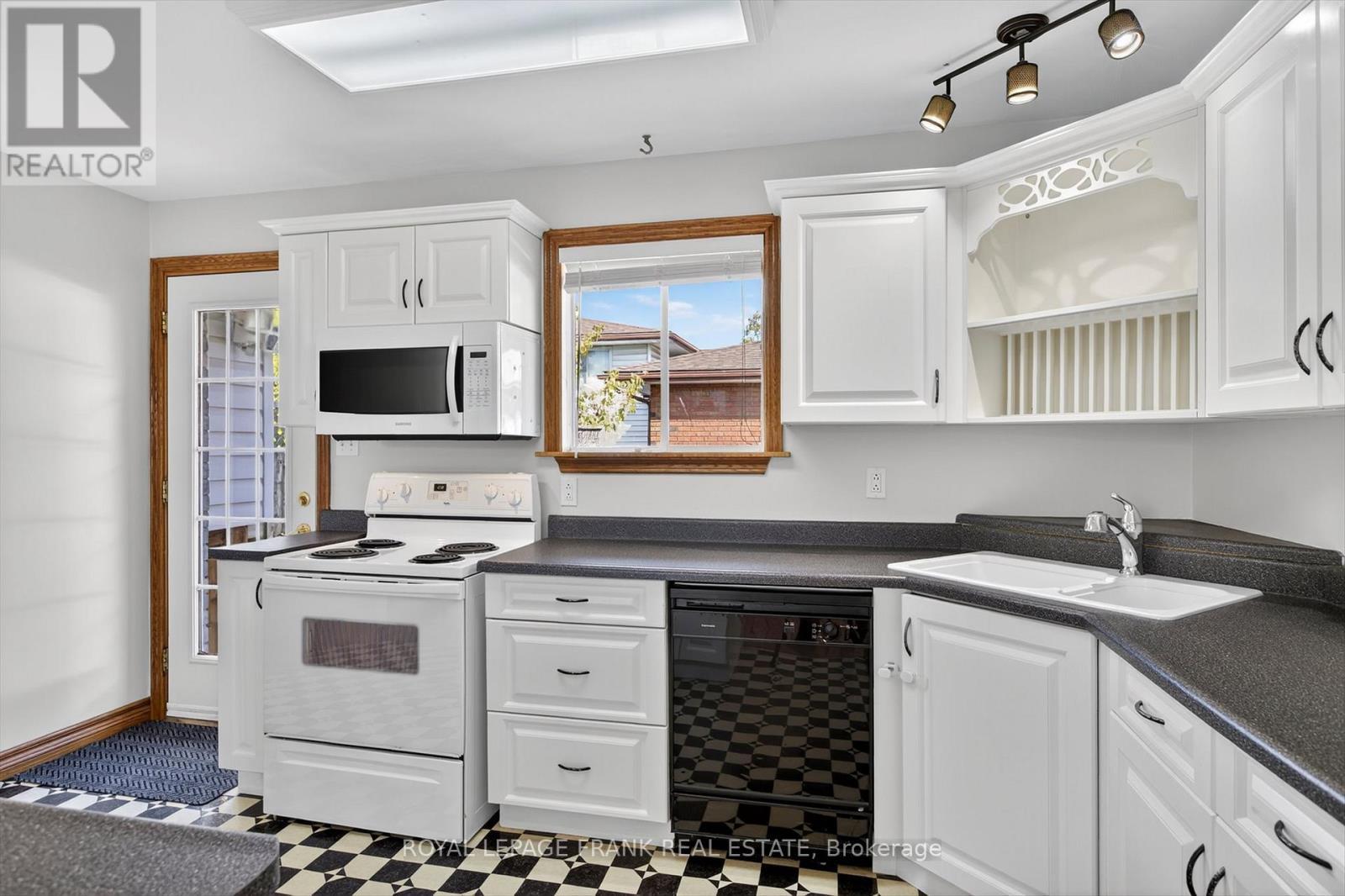 












20 COLBOURNE ST STREET

,
Selwyn,




Ontario
K0L2H0

