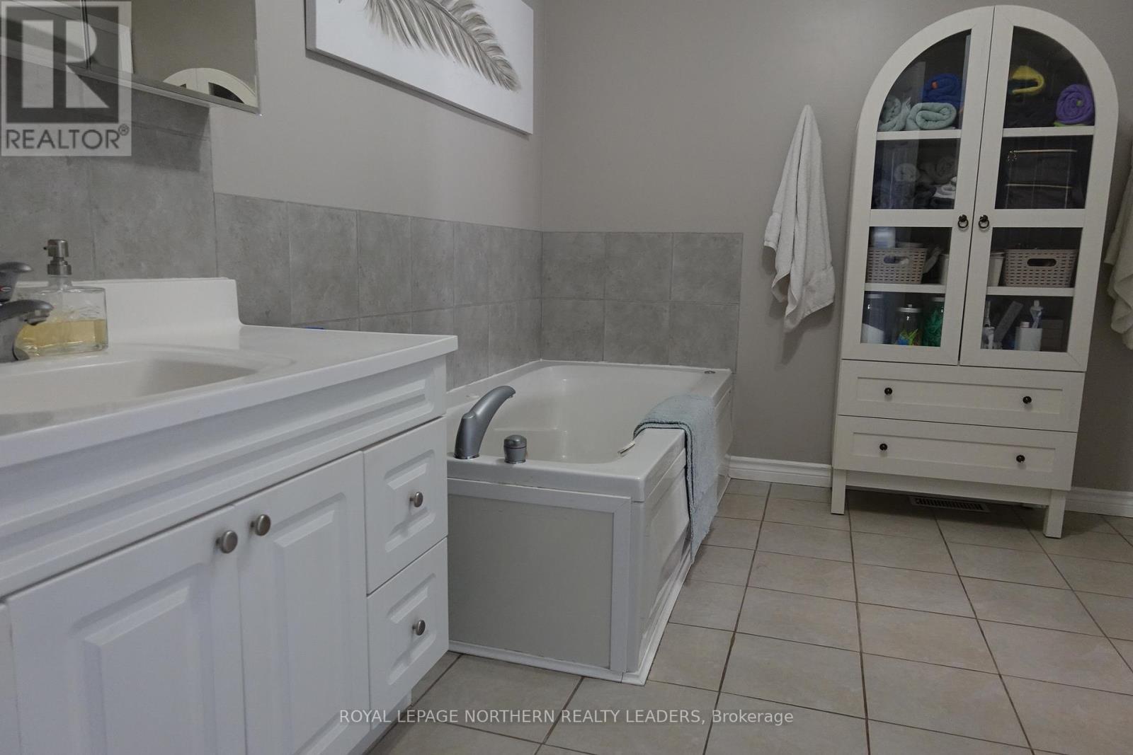 












50 MAJESTIC DRIVE

,
Timmins (MTJ - Beaurivage),




Ontario
P4R1N6


