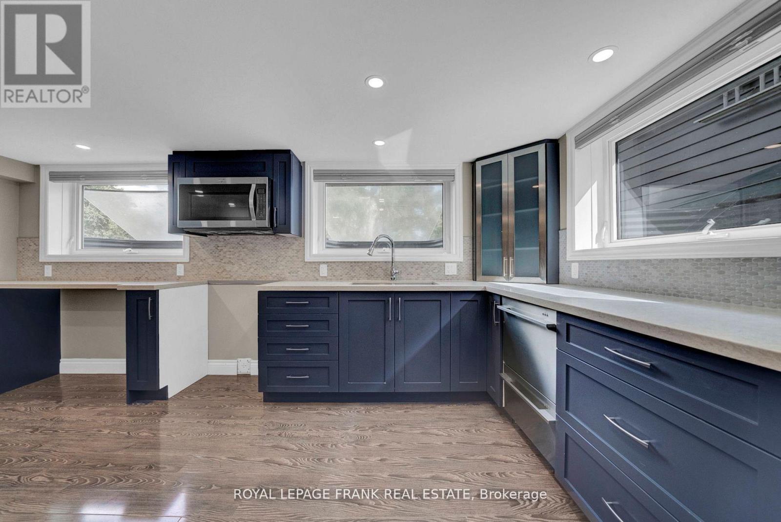 












230 BEECH STREET

,
Scugog (Port Perry),




Ontario
L9L1N6

