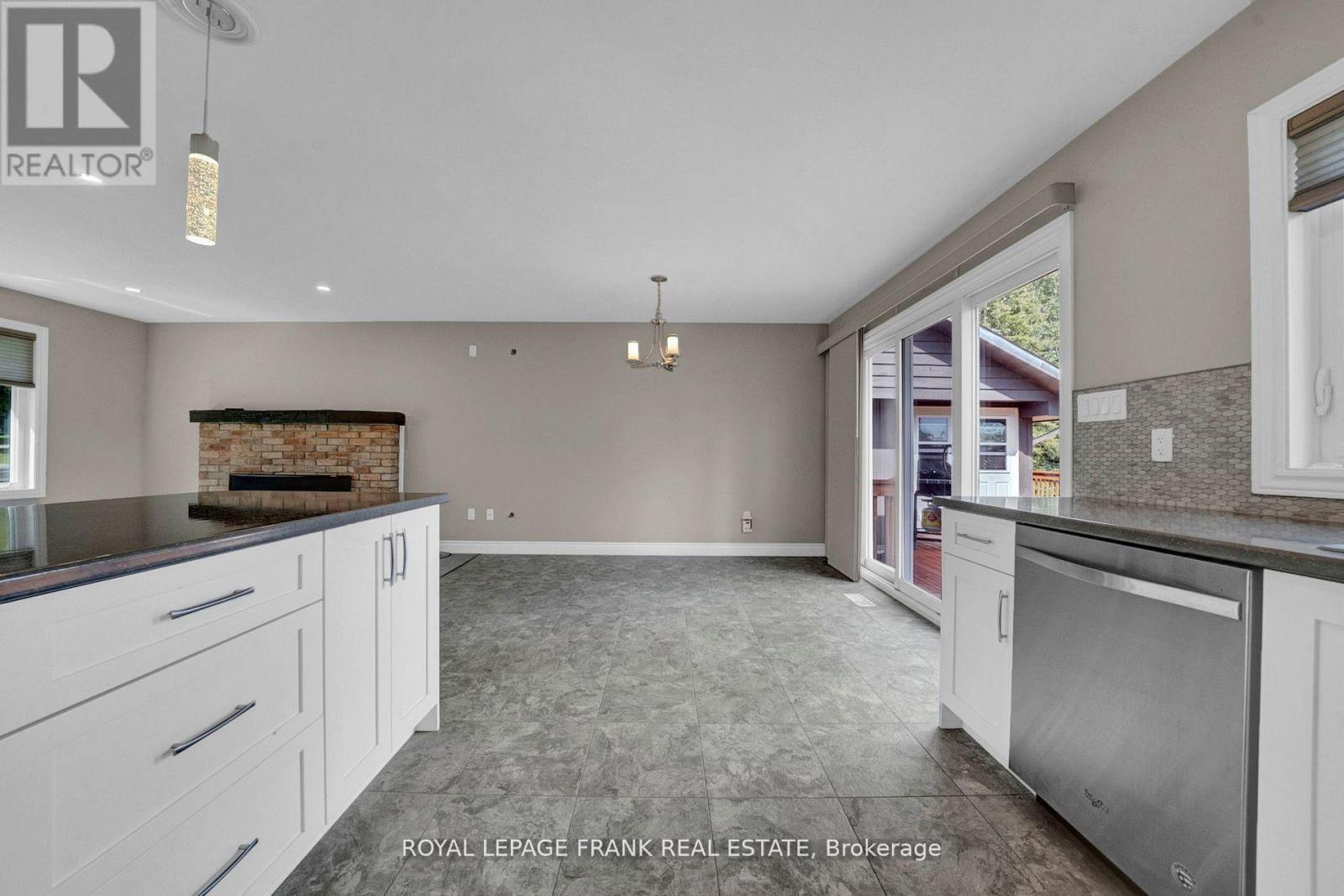 












230 BEECH STREET

,
Scugog (Port Perry),




Ontario
L9L1N6

