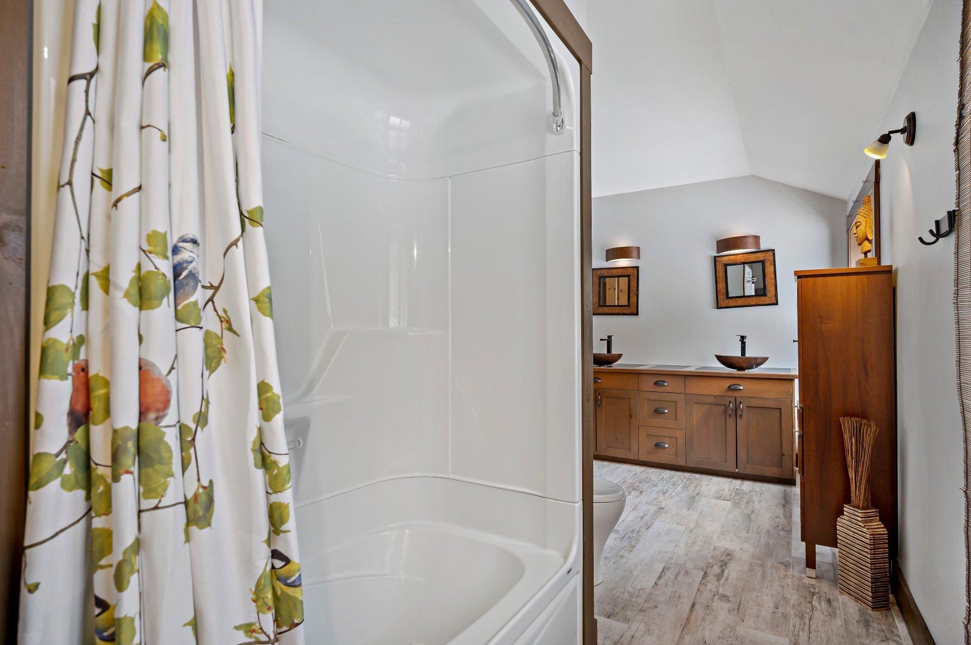 









515

 - 517


Crois. de la Coulée

,
Lac-Supérieur,




QC
J0T1P0

