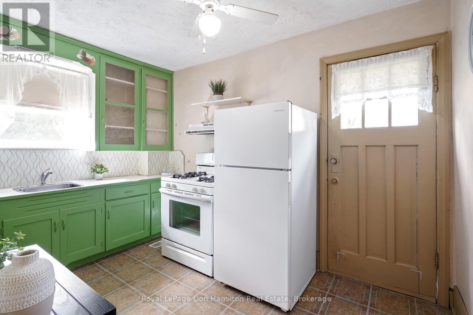 












21 ELGIN STREET

,
Southwest Middlesex (Appin),




Ontario
N0L1A0

