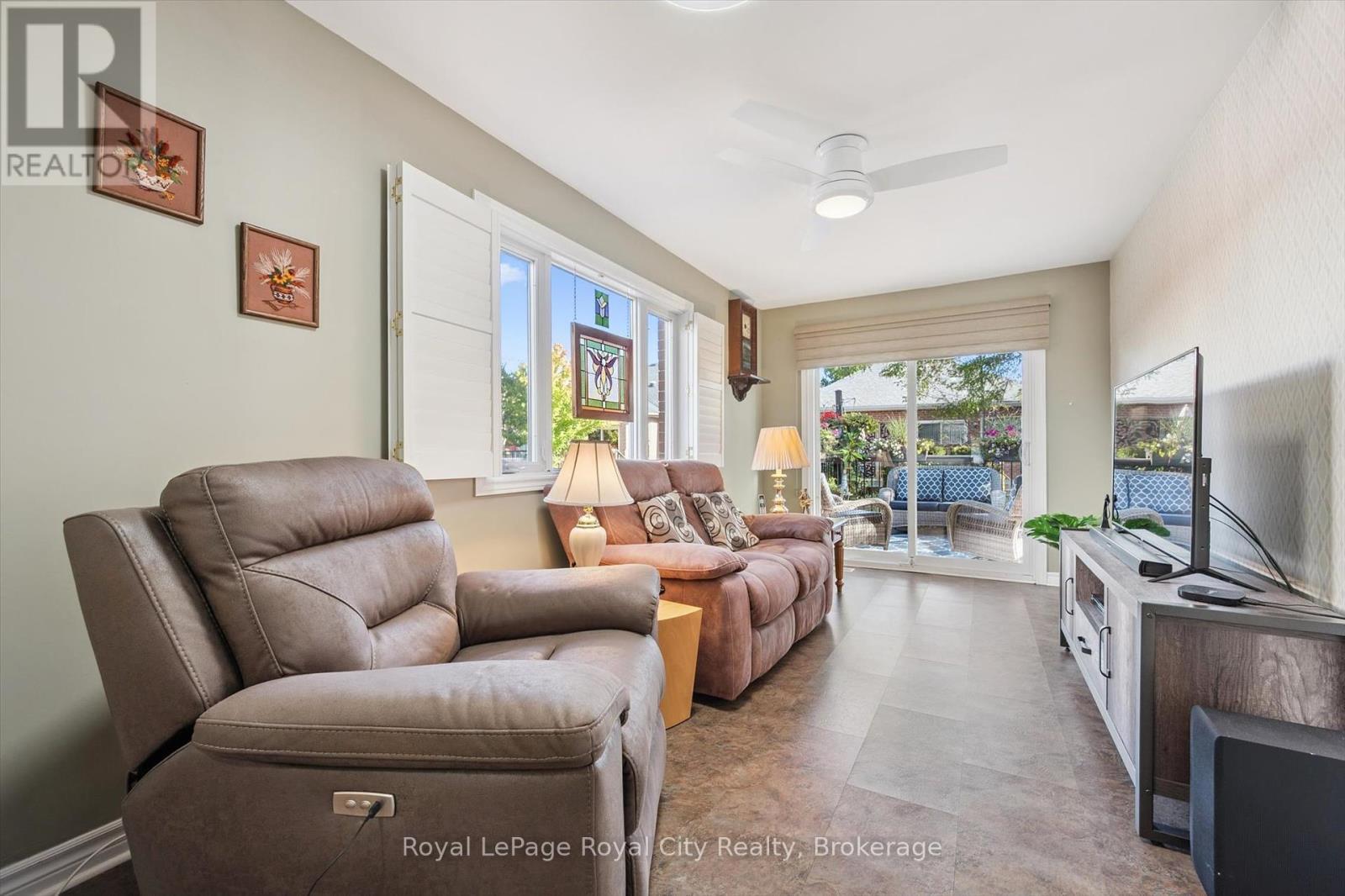 












21 CHERRY BLOSSOM CIRCLE

,
Guelph (Village By The Arboretum),




Ontario
N1G4X7

