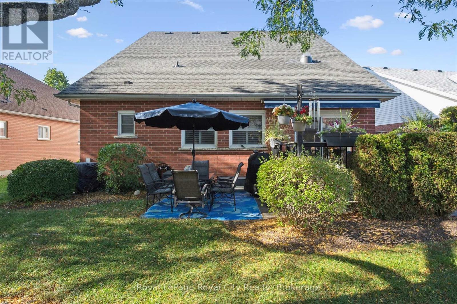 












21 CHERRY BLOSSOM CIRCLE

,
Guelph (Village By The Arboretum),




Ontario
N1G4X7

