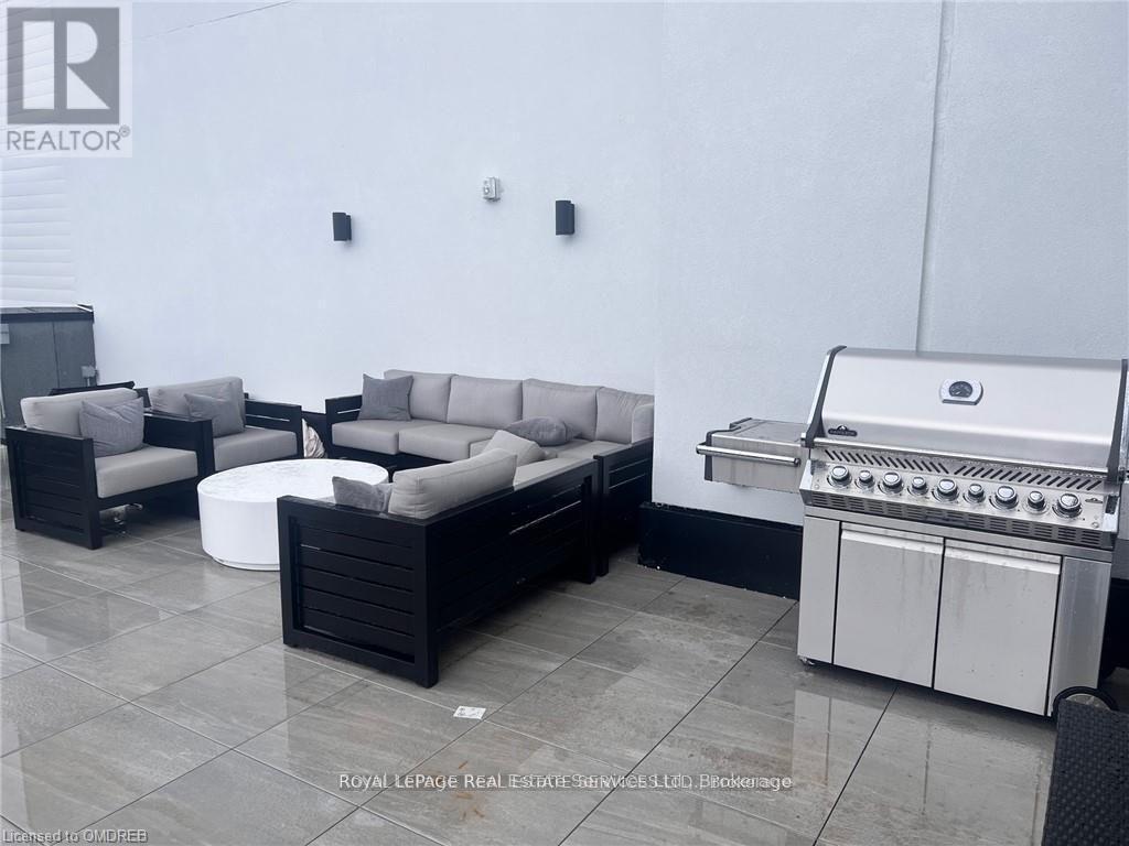 












511 - 95 DUNDAS STREET W

,
Oakville (GO Glenorchy),




Ontario
L6M5N4

