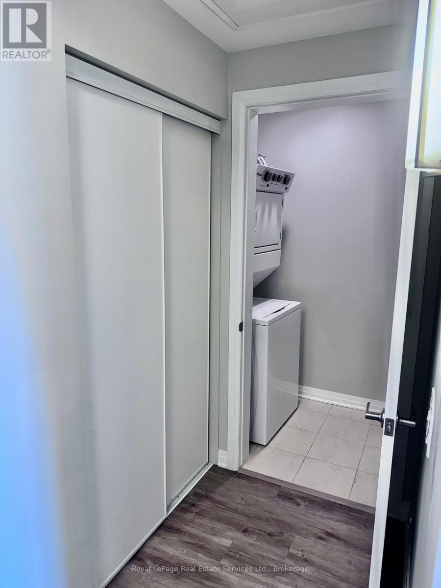 












511 - 95 DUNDAS STREET W

,
Oakville (GO Glenorchy),




Ontario
L6M5N4

