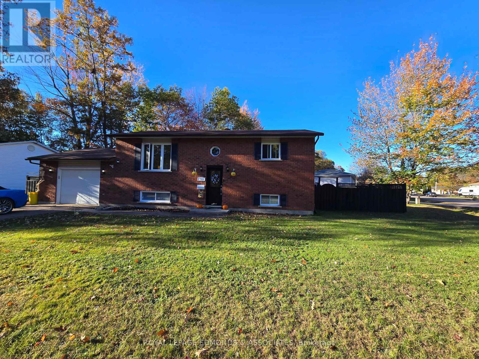 












517 ABBIE LANE

,
Petawawa,




Ontario
K8H3P9

