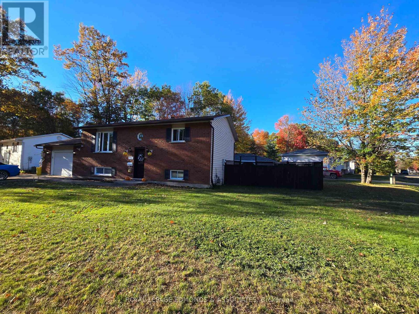 












517 ABBIE LANE

,
Petawawa,




Ontario
K8H3P9

