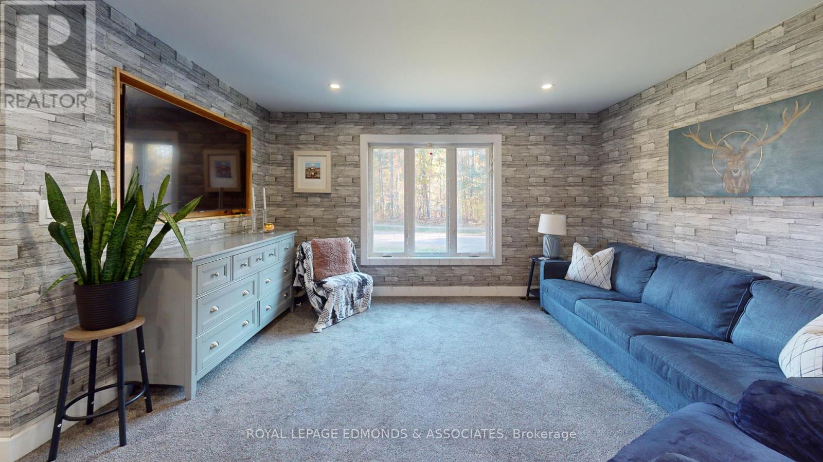 












517 ABBIE LANE

,
Petawawa,




Ontario
K8H3P9

