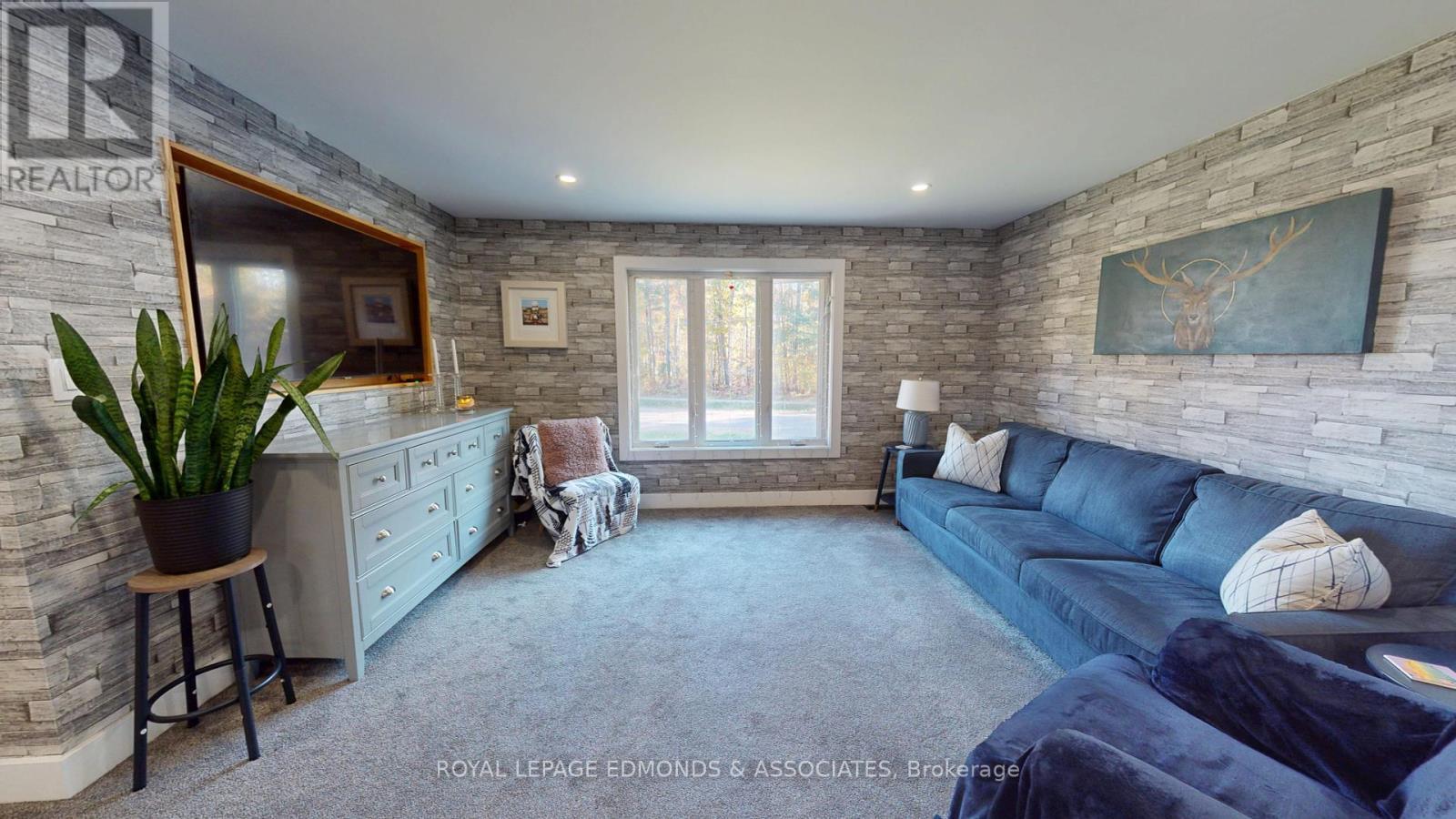 












517 ABBIE LANE

,
Petawawa,




Ontario
K8H3P9

