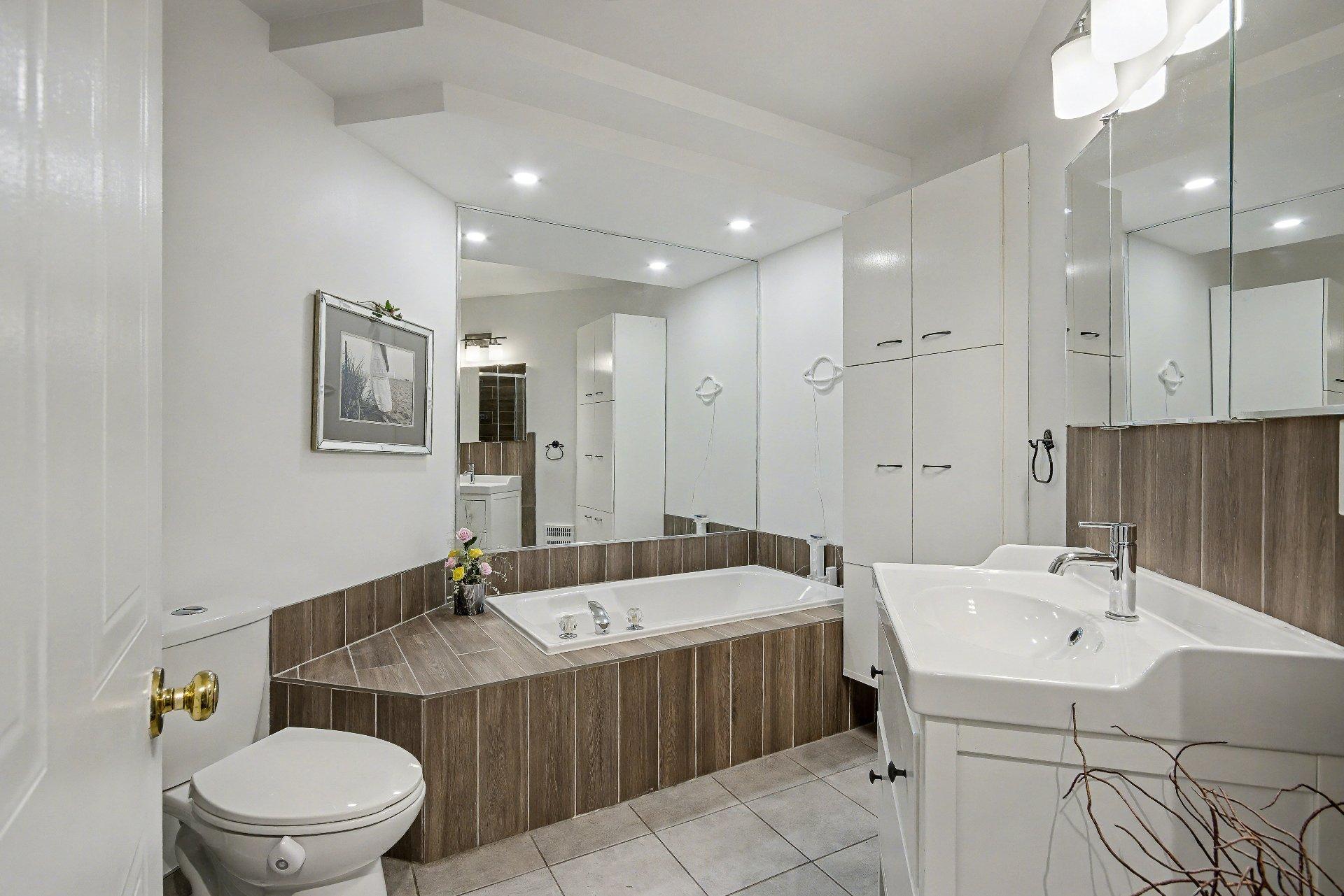 









1100


Boul. des Écluses

,
Sainte-Catherine,




QC
J5C2B2

