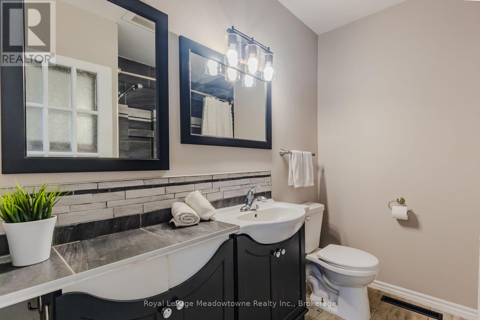 












2632 LAKEFIELD ROAD

,
Selwyn,




Ontario
K9J6X5

