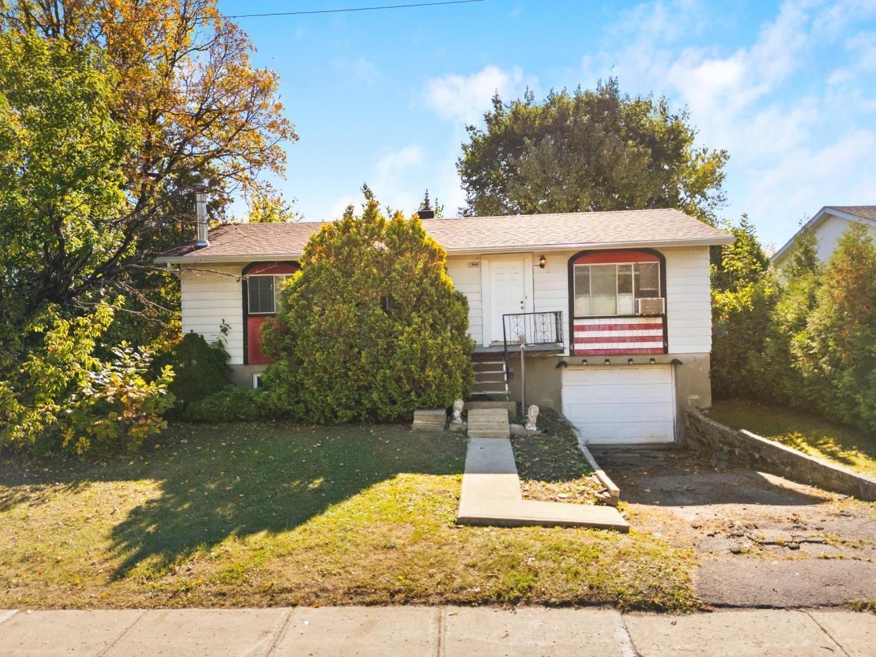 









1840Z


Ch. Du Tremblay

,
Longueuil (Le Vieux-Longueuil),







QC
J4N1C3

