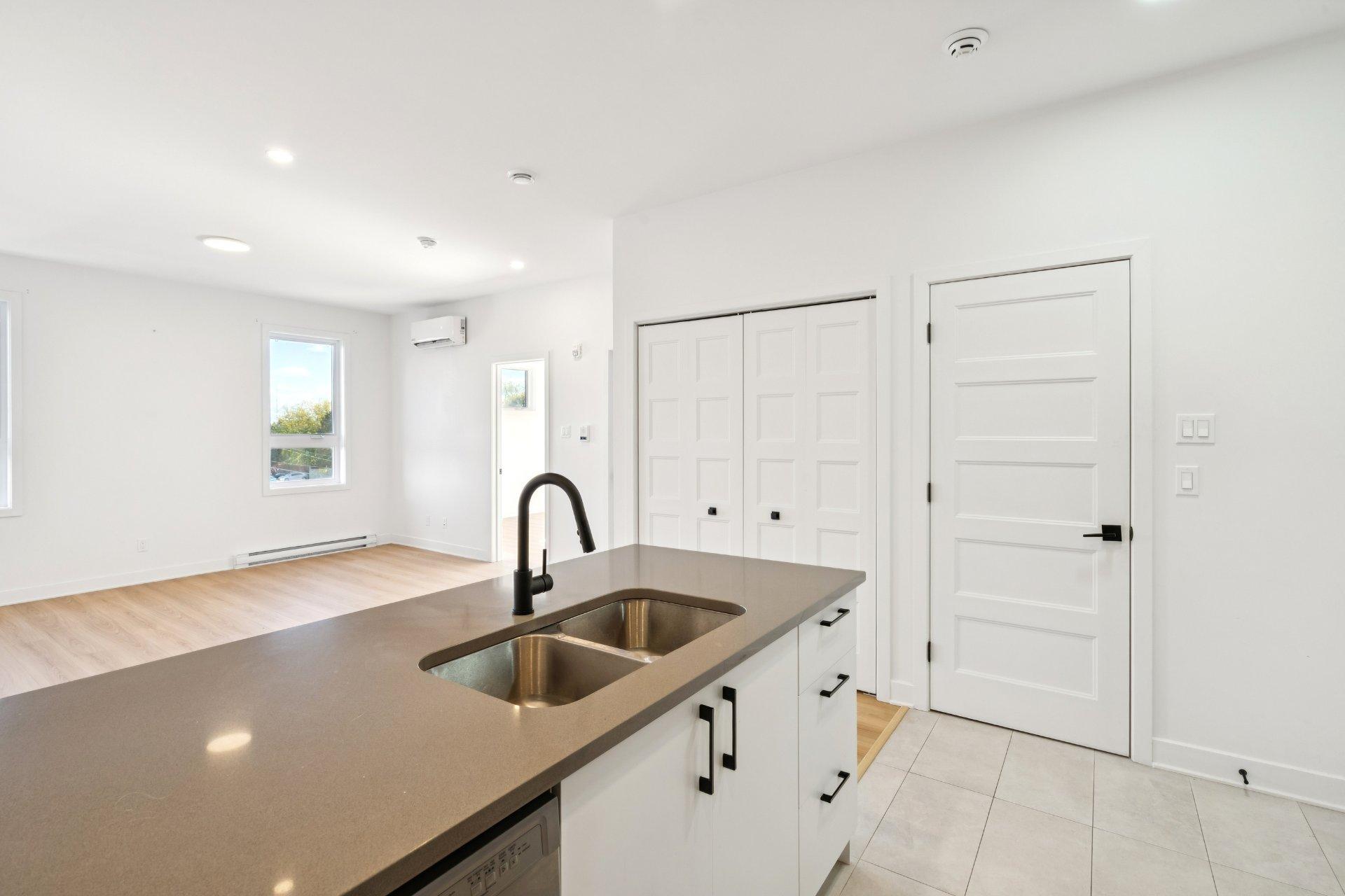 









85


Rue Lachapelle E.

, 303,
Saint-Rémi,




QC
J0L2L0

