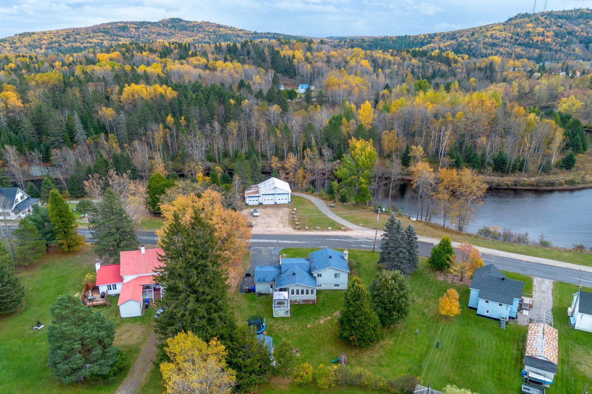 









951


Rue Brassard

,
Saint-Michel-des-Saints,




QC
J0K3B0

