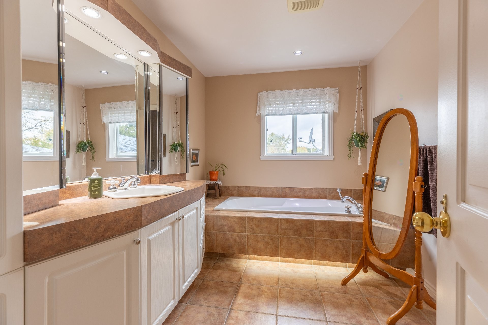 









951


Rue Brassard

,
Saint-Michel-des-Saints,




QC
J0K3B0

