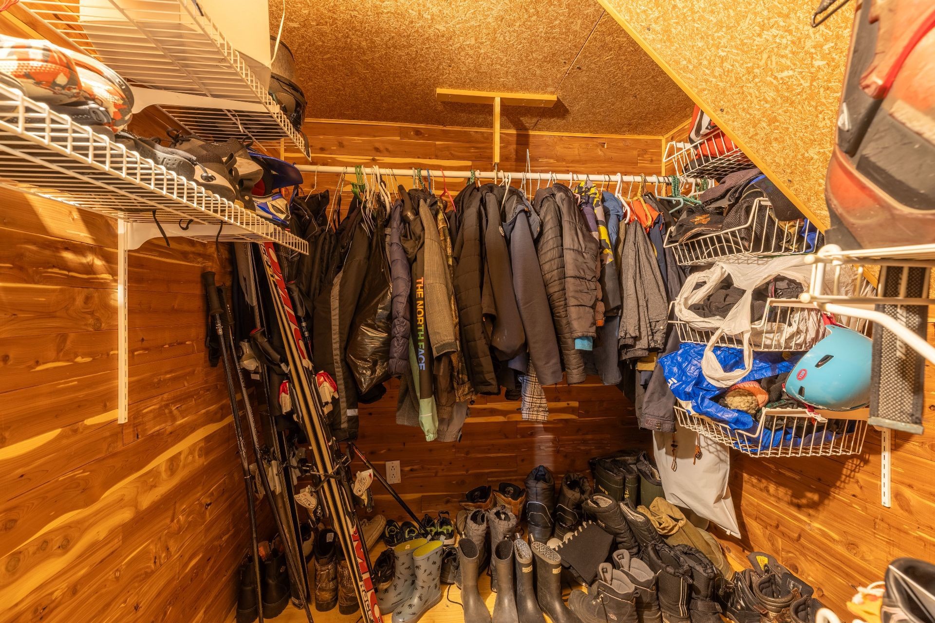 









951


Rue Brassard

,
Saint-Michel-des-Saints,




QC
J0K3B0

