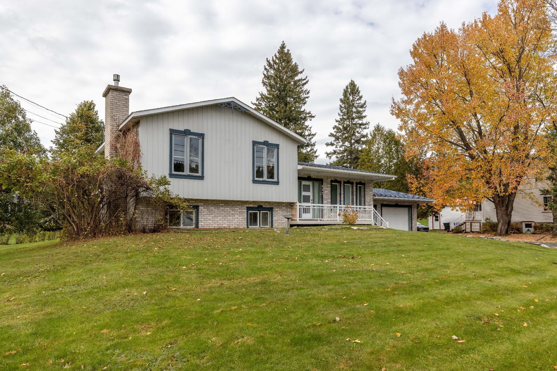 









951


Rue Brassard

,
Saint-Michel-des-Saints,




QC
J0K3B0

