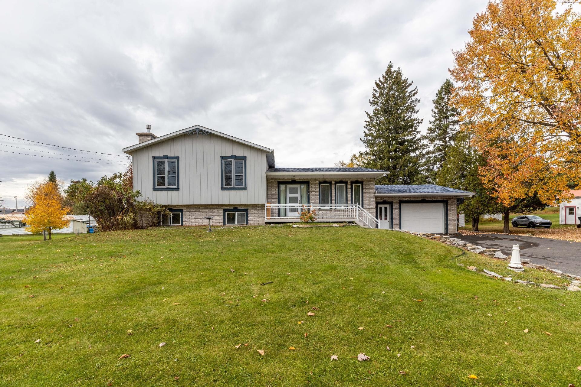 









951


Rue Brassard

,
Saint-Michel-des-Saints,




QC
J0K3B0

