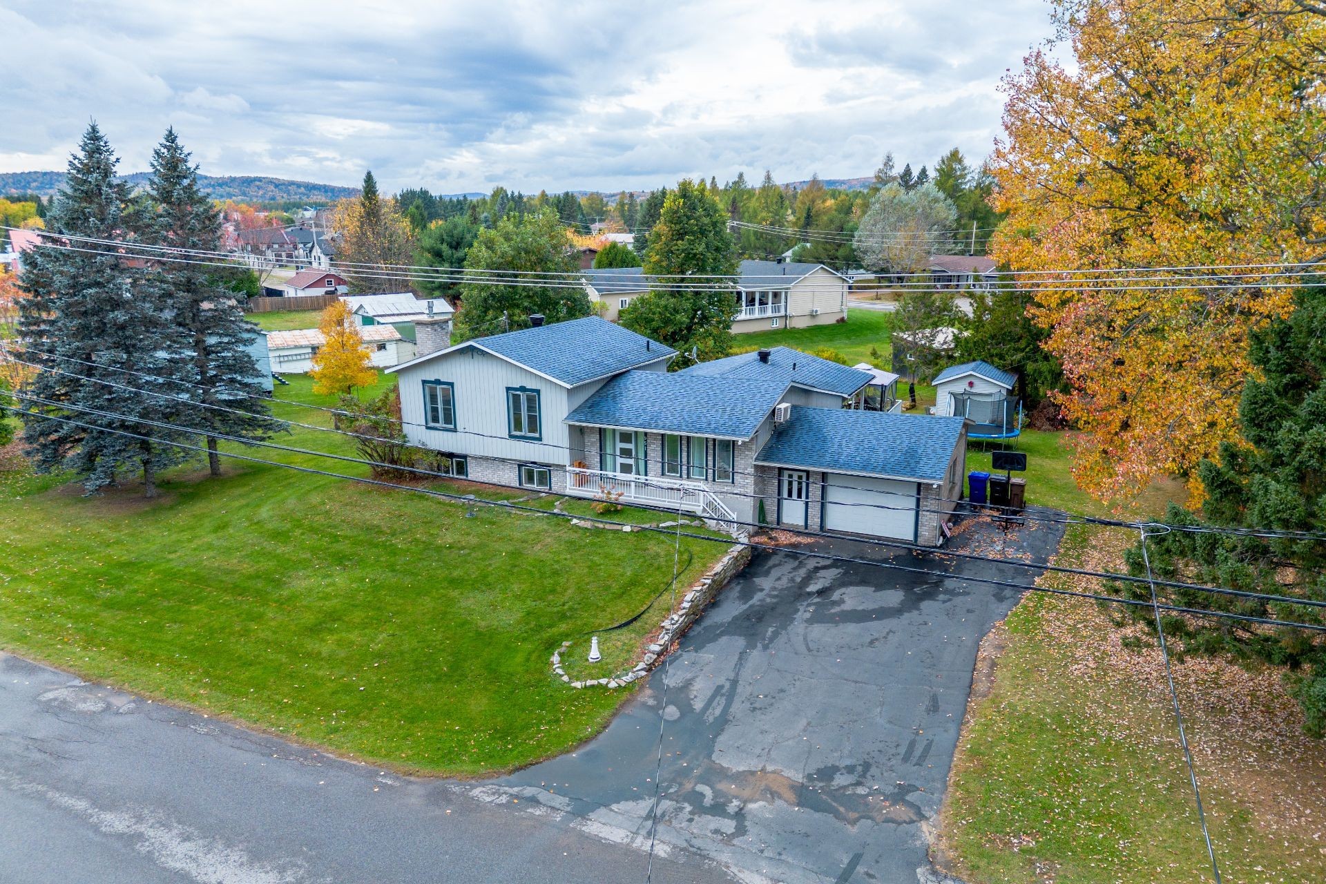 









951


Rue Brassard

,
Saint-Michel-des-Saints,




QC
J0K3B0

