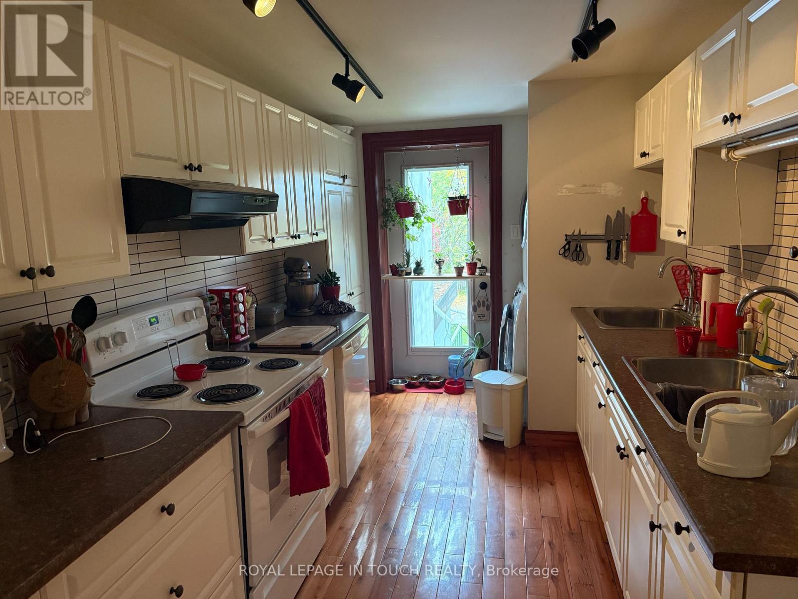 












44 MAIN STREET

,
Penetanguishene,




Ontario
L9M1T2

