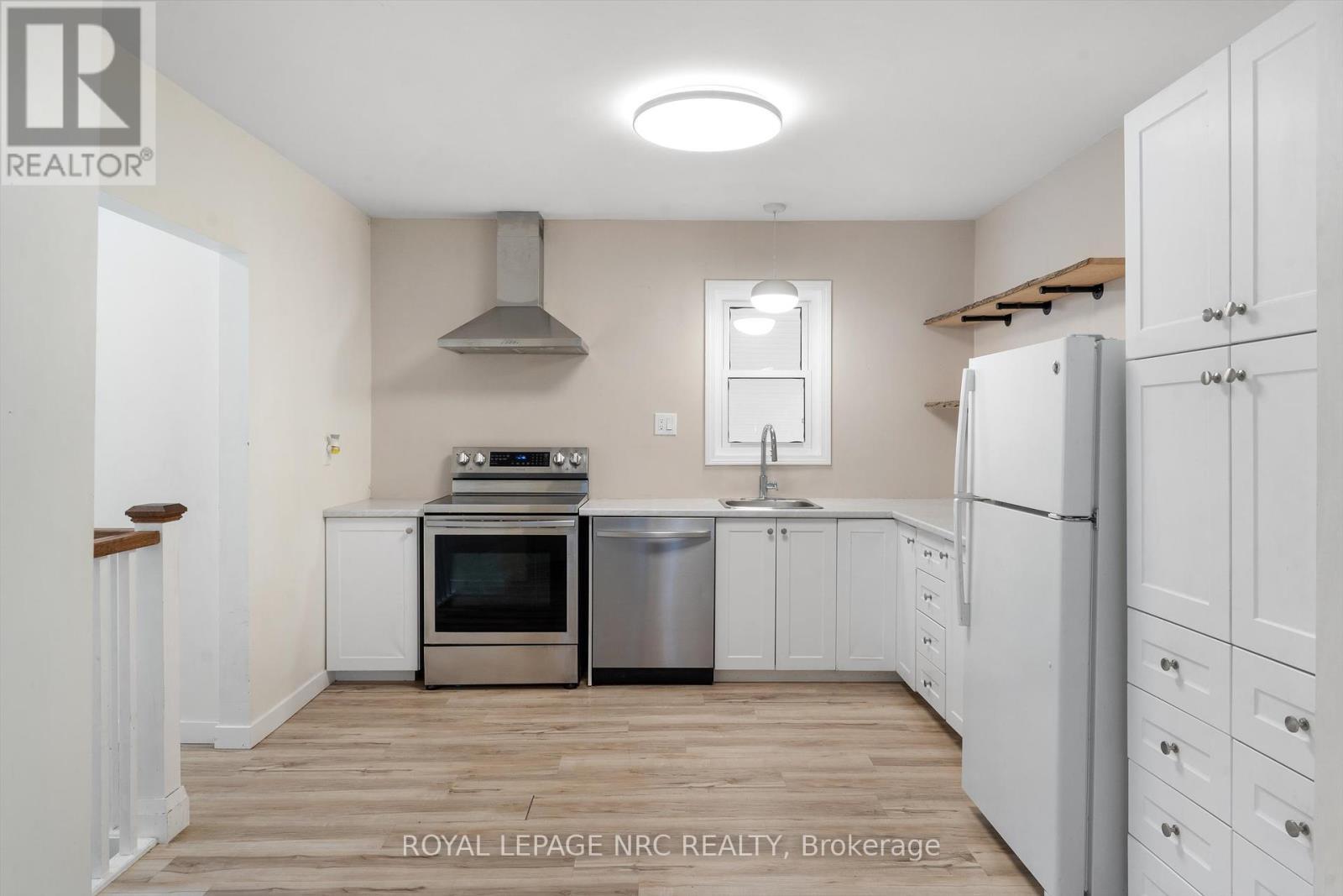 












27 MAPLECREST AVENUE

,
St. Catharines (Burleigh Hill),




Ontario
L2T1A7

