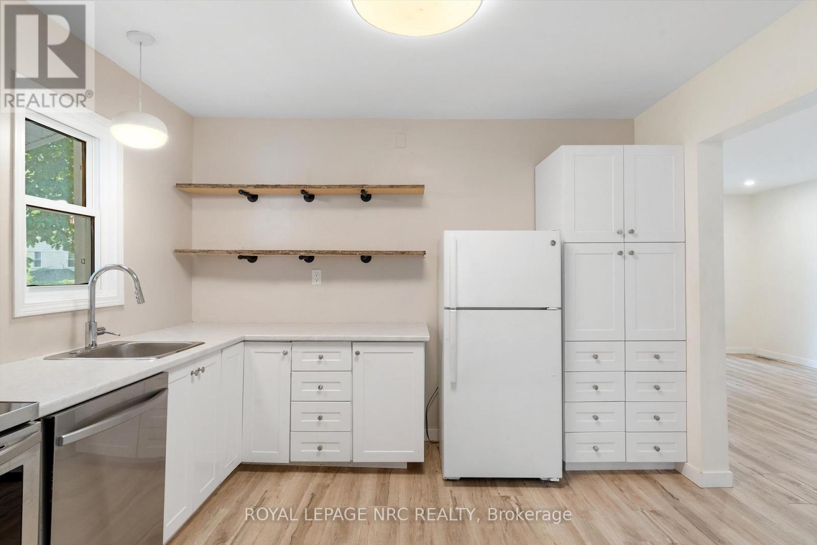 












27 MAPLECREST AVENUE

,
St. Catharines (Burleigh Hill),




Ontario
L2T1A7

