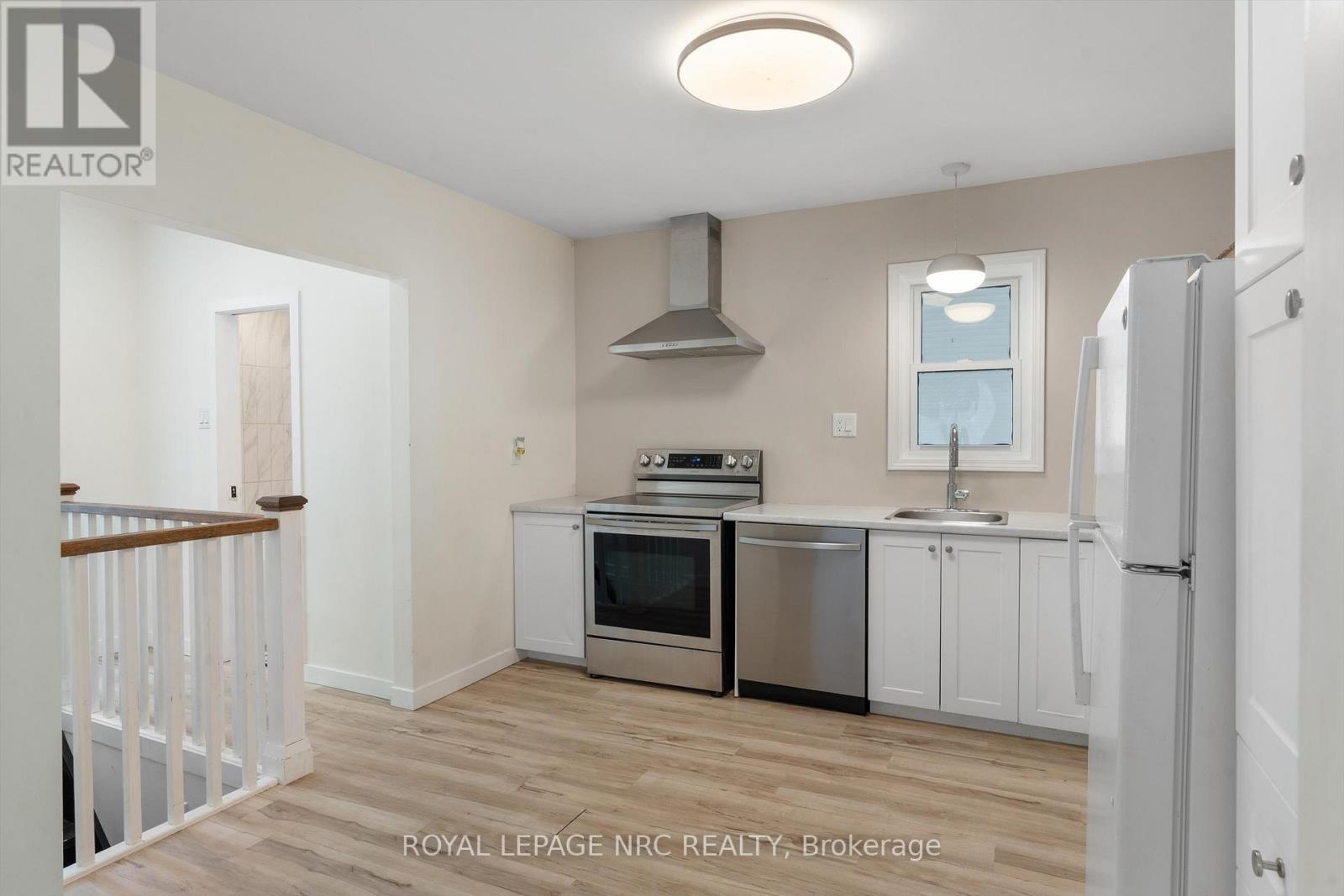 












27 MAPLECREST AVENUE

,
St. Catharines (Burleigh Hill),




Ontario
L2T1A7

