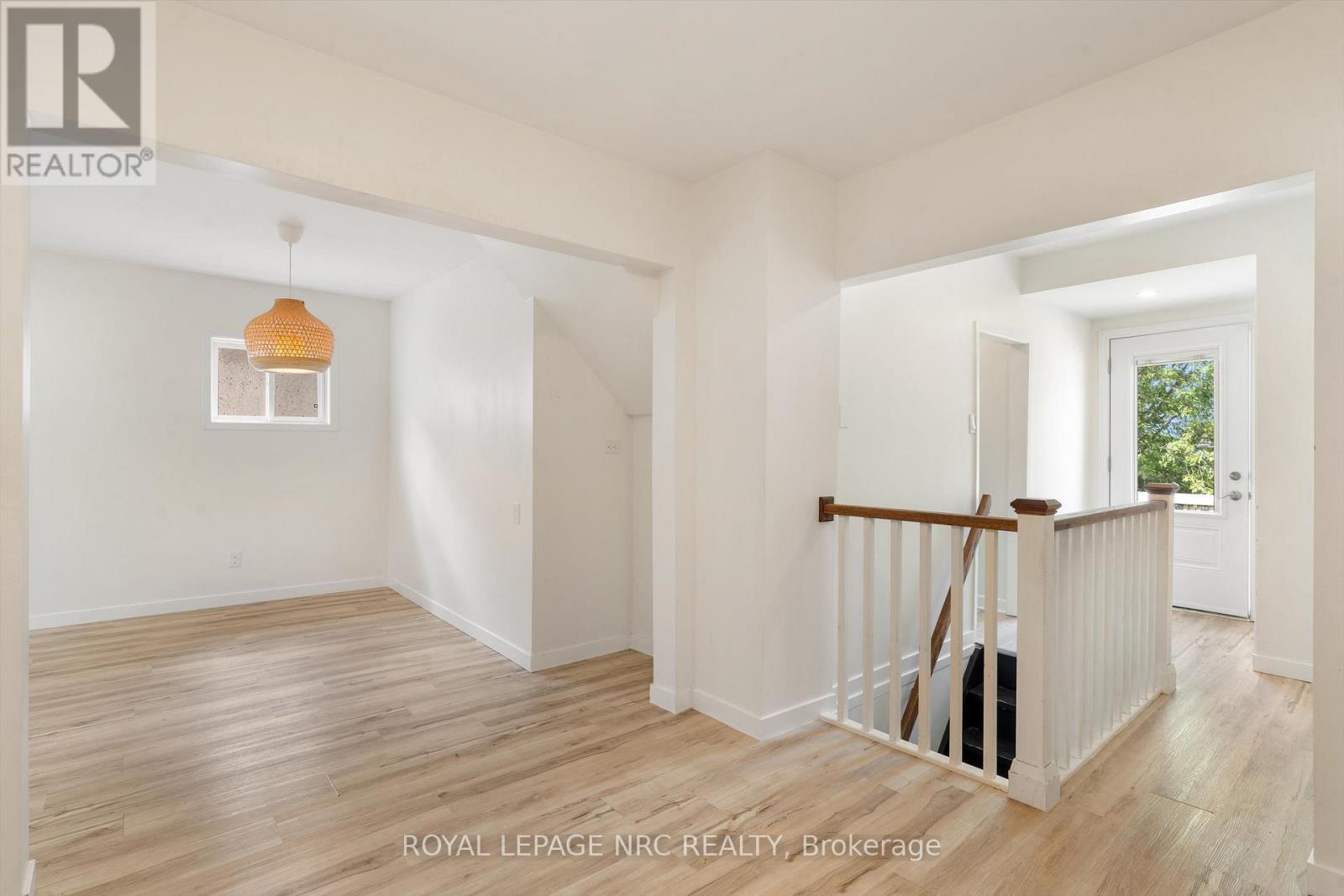 












27 MAPLECREST AVENUE

,
St. Catharines (Burleigh Hill),




Ontario
L2T1A7

