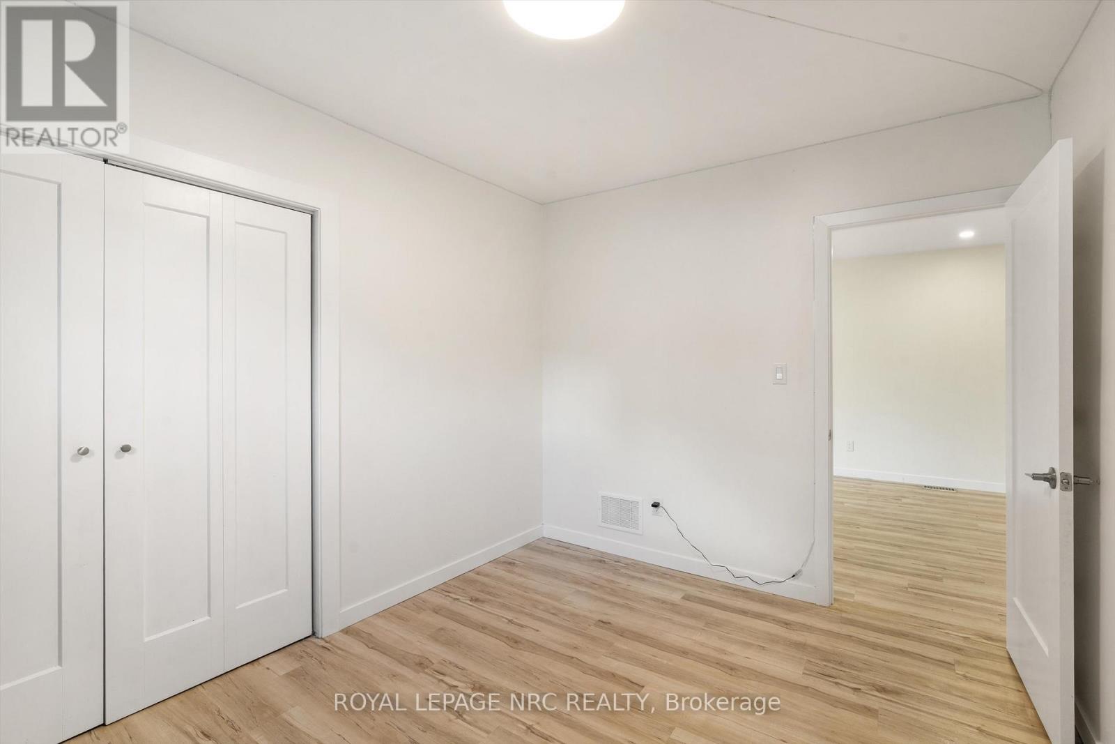 












27 MAPLECREST AVENUE

,
St. Catharines (Burleigh Hill),




Ontario
L2T1A7

