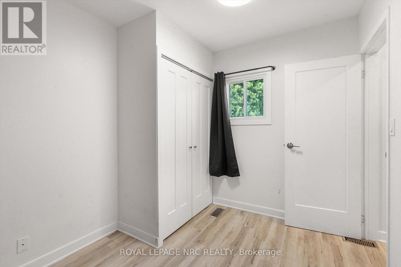 












27 MAPLECREST AVENUE

,
St. Catharines (Burleigh Hill),




Ontario
L2T1A7

