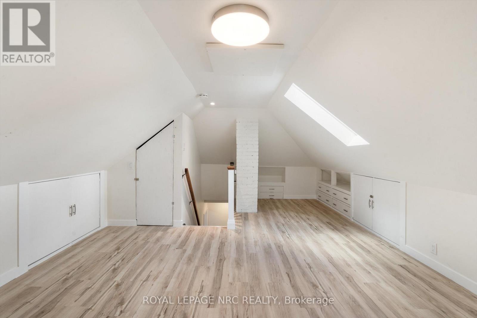 












27 MAPLECREST AVENUE

,
St. Catharines (Burleigh Hill),




Ontario
L2T1A7

