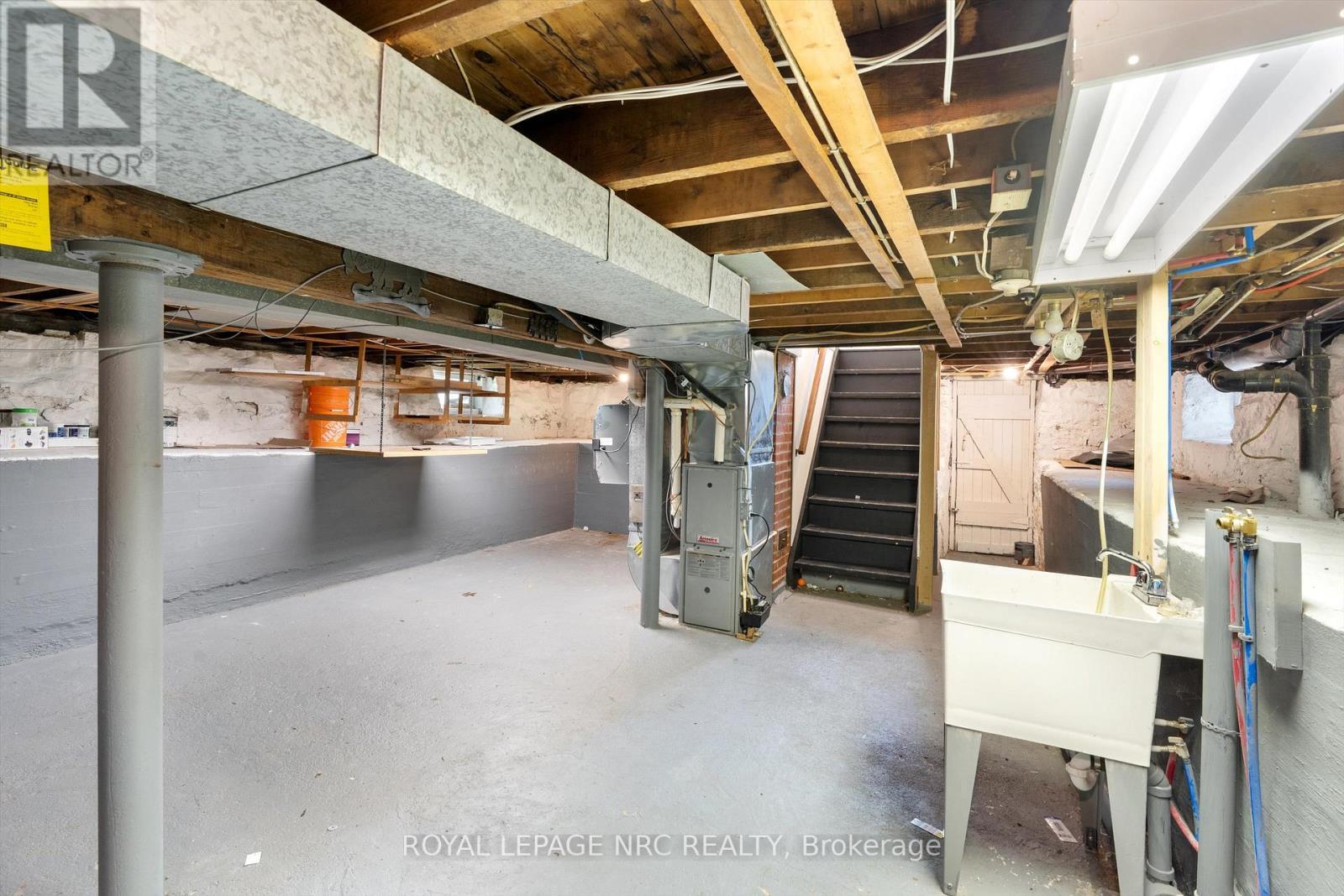 












27 MAPLECREST AVENUE

,
St. Catharines (Burleigh Hill),




Ontario
L2T1A7


