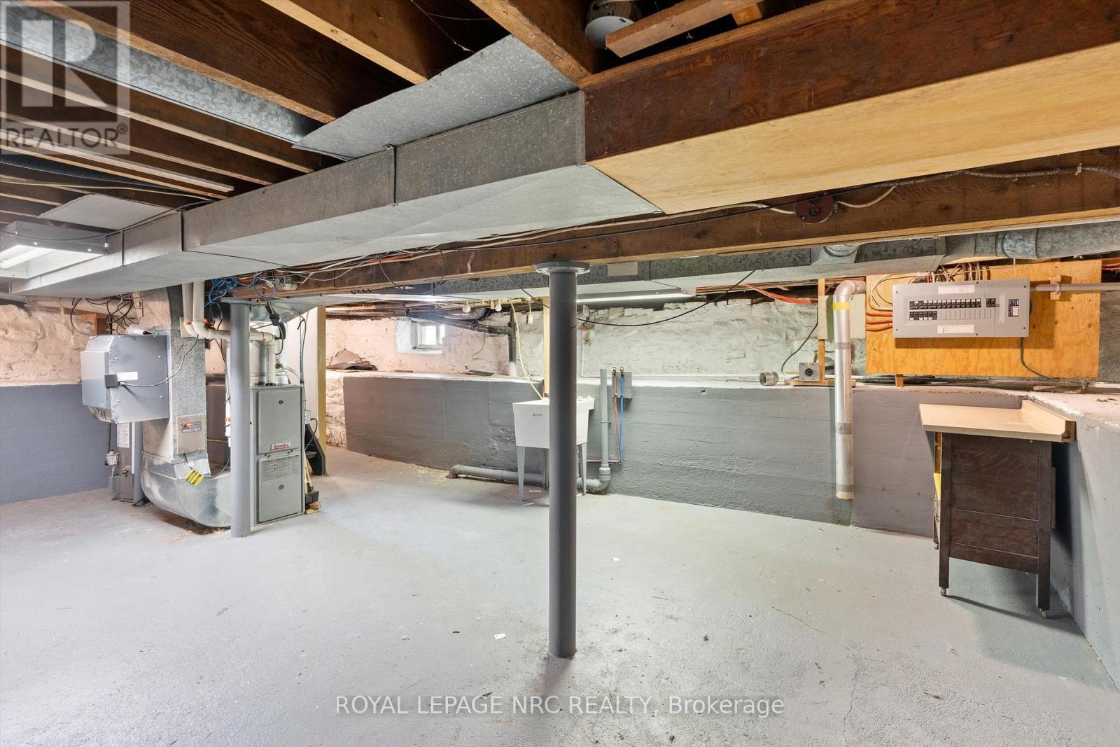 












27 MAPLECREST AVENUE

,
St. Catharines (Burleigh Hill),




Ontario
L2T1A7

