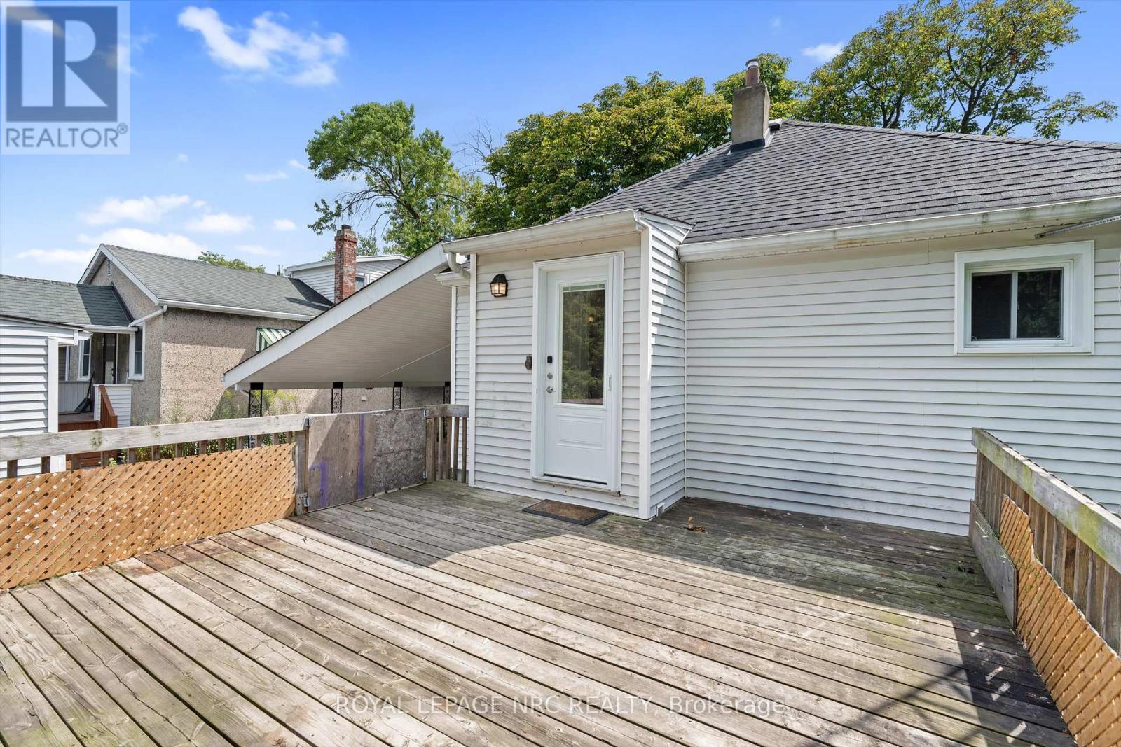 












27 MAPLECREST AVENUE

,
St. Catharines (Burleigh Hill),




Ontario
L2T1A7

