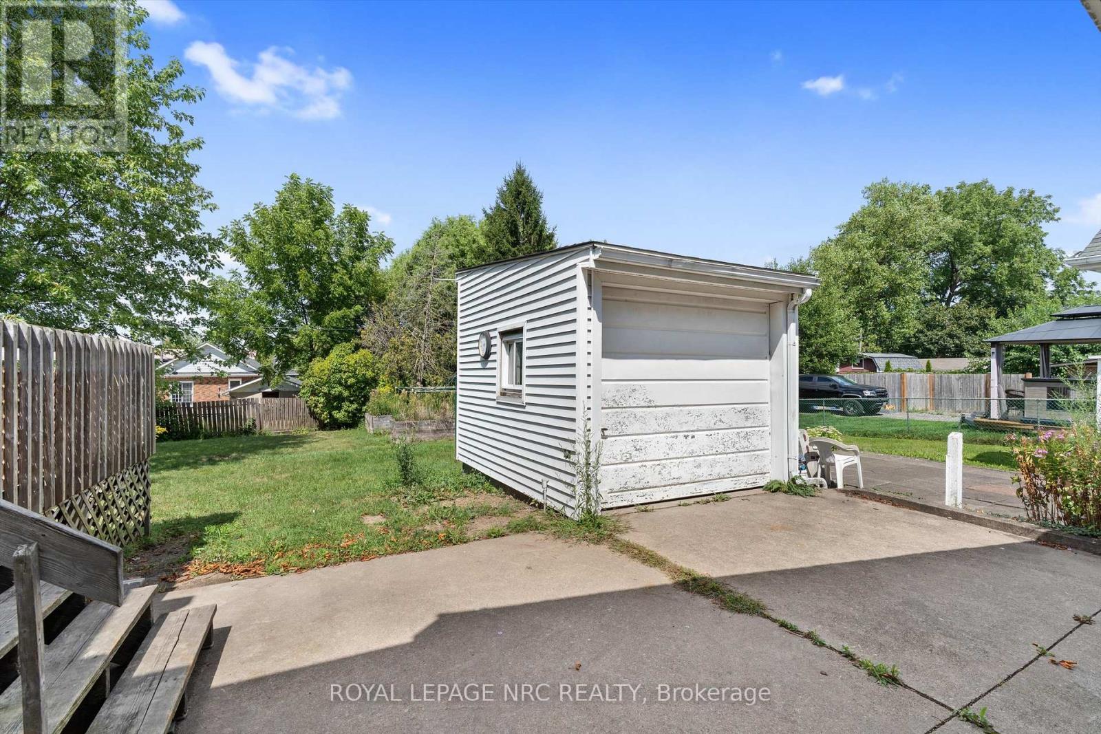 












27 MAPLECREST AVENUE

,
St. Catharines (Burleigh Hill),




Ontario
L2T1A7

