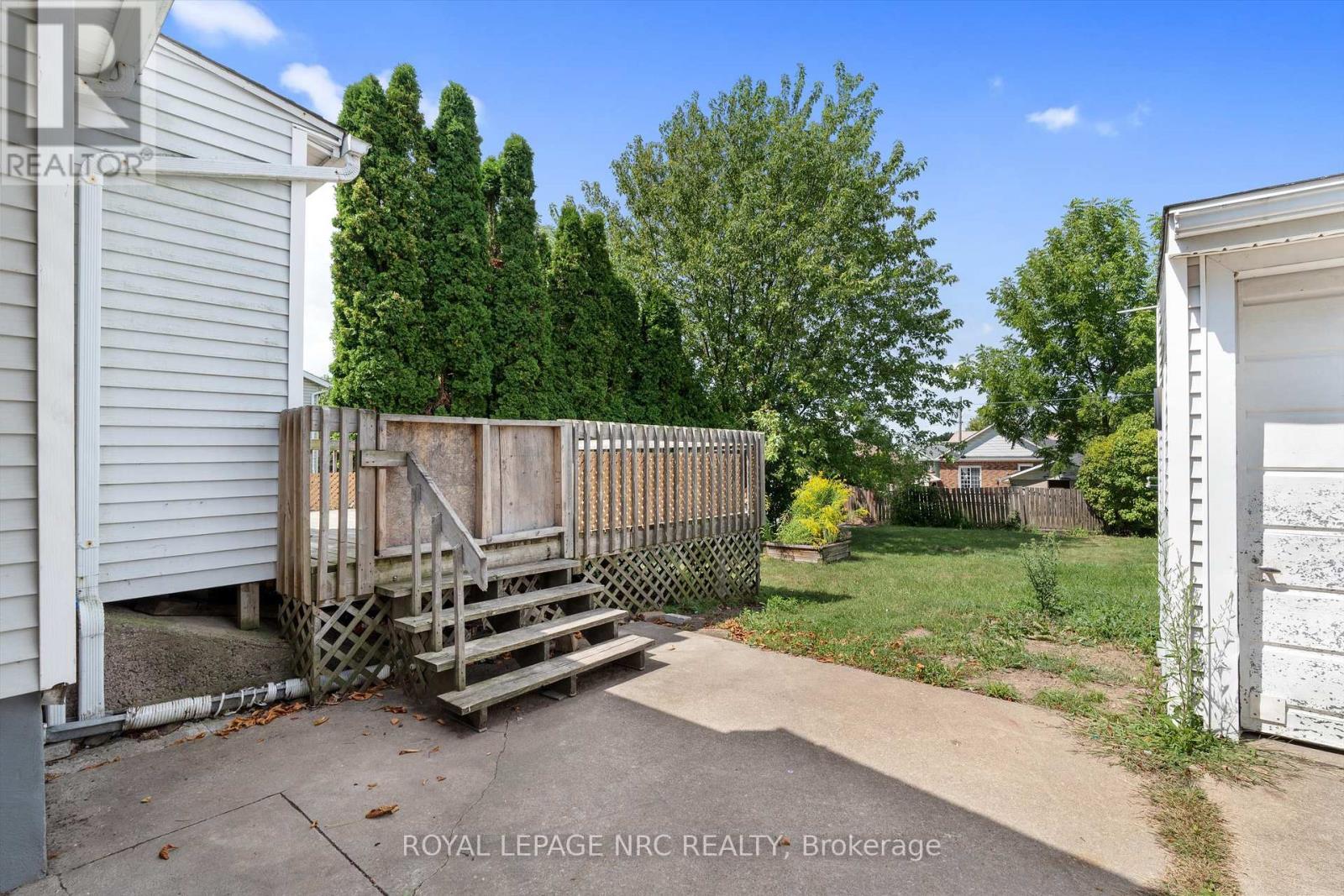 












27 MAPLECREST AVENUE

,
St. Catharines (Burleigh Hill),




Ontario
L2T1A7

