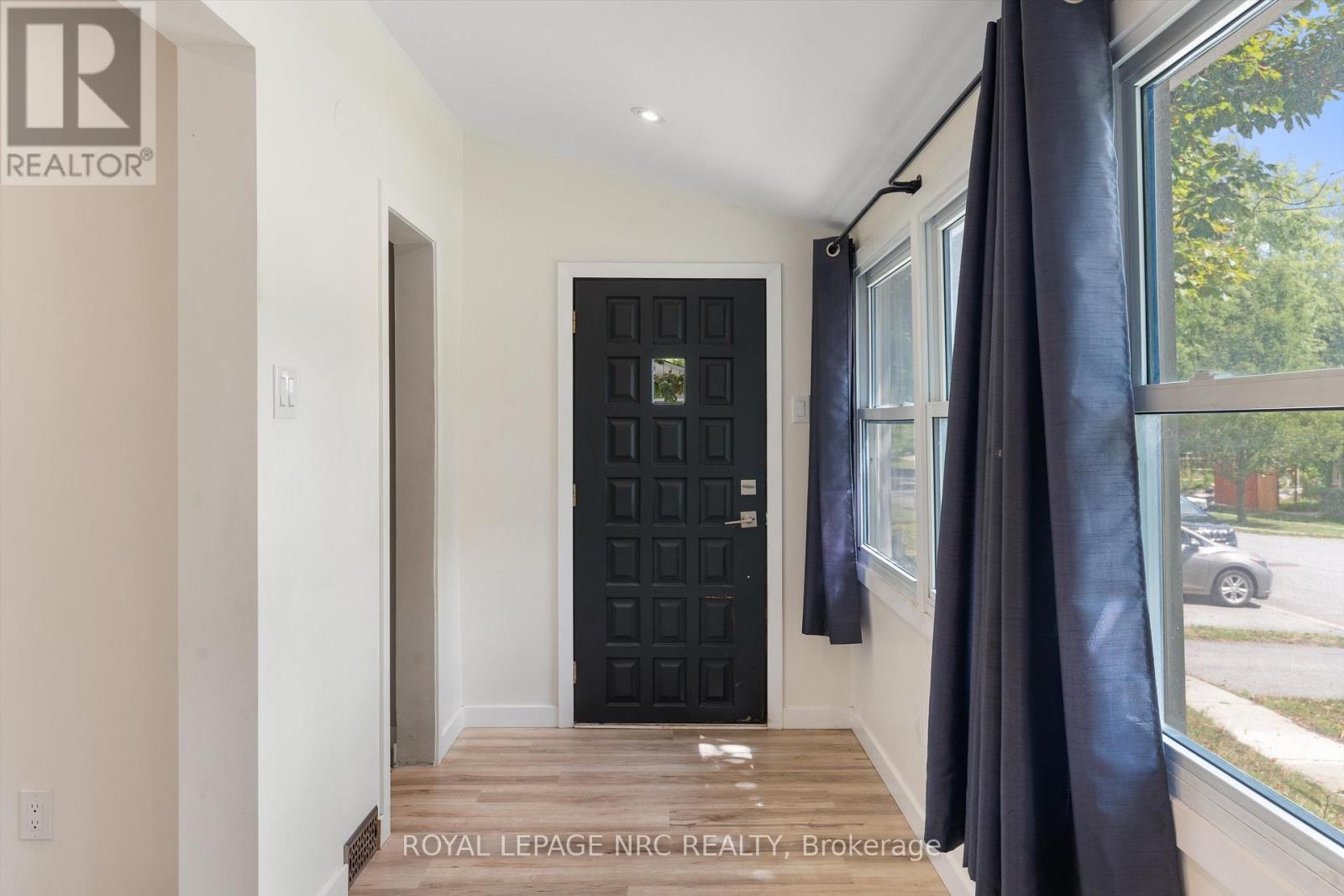 












27 MAPLECREST AVENUE

,
St. Catharines (Burleigh Hill),




Ontario
L2T1A7

