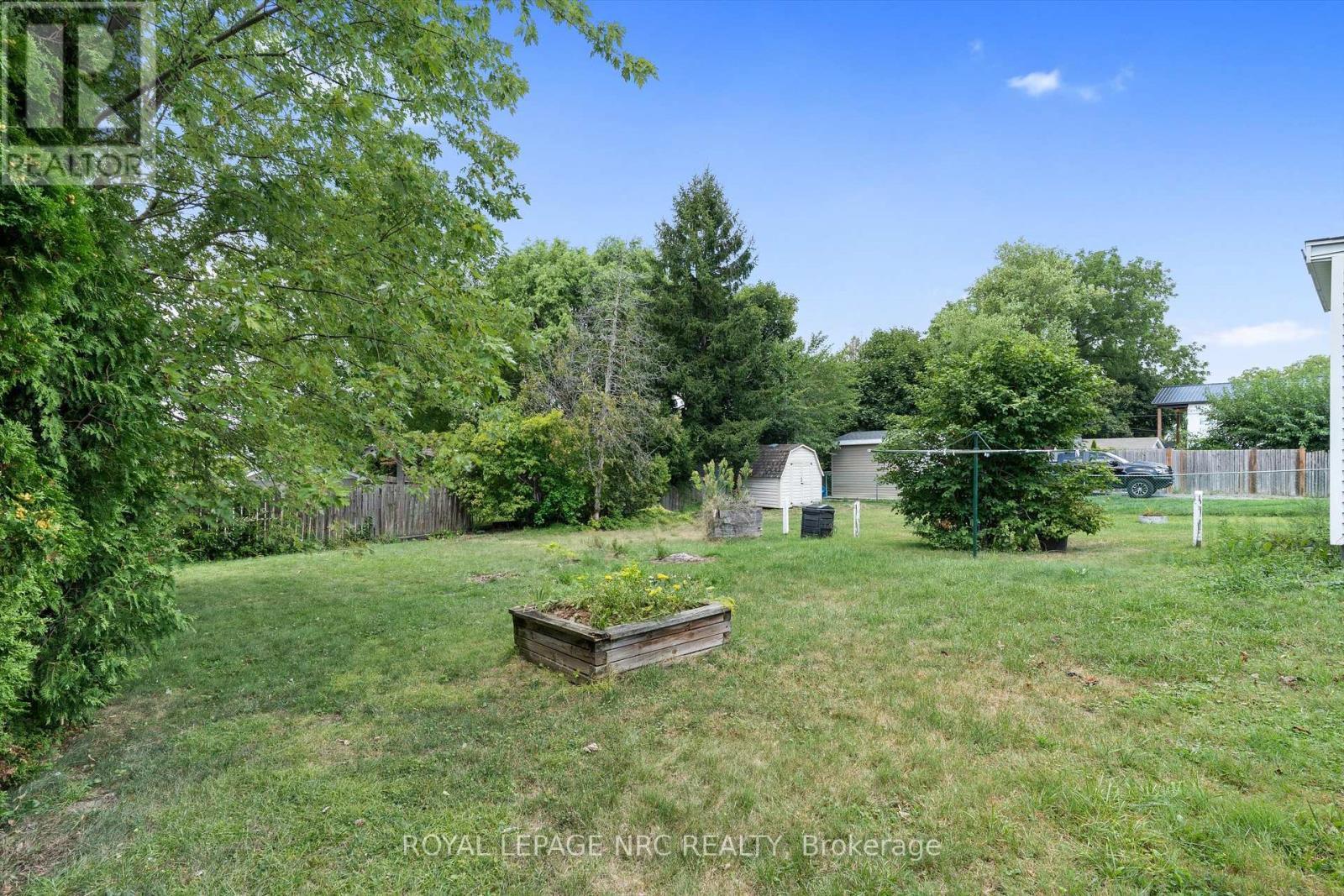 












27 MAPLECREST AVENUE

,
St. Catharines (Burleigh Hill),




Ontario
L2T1A7

