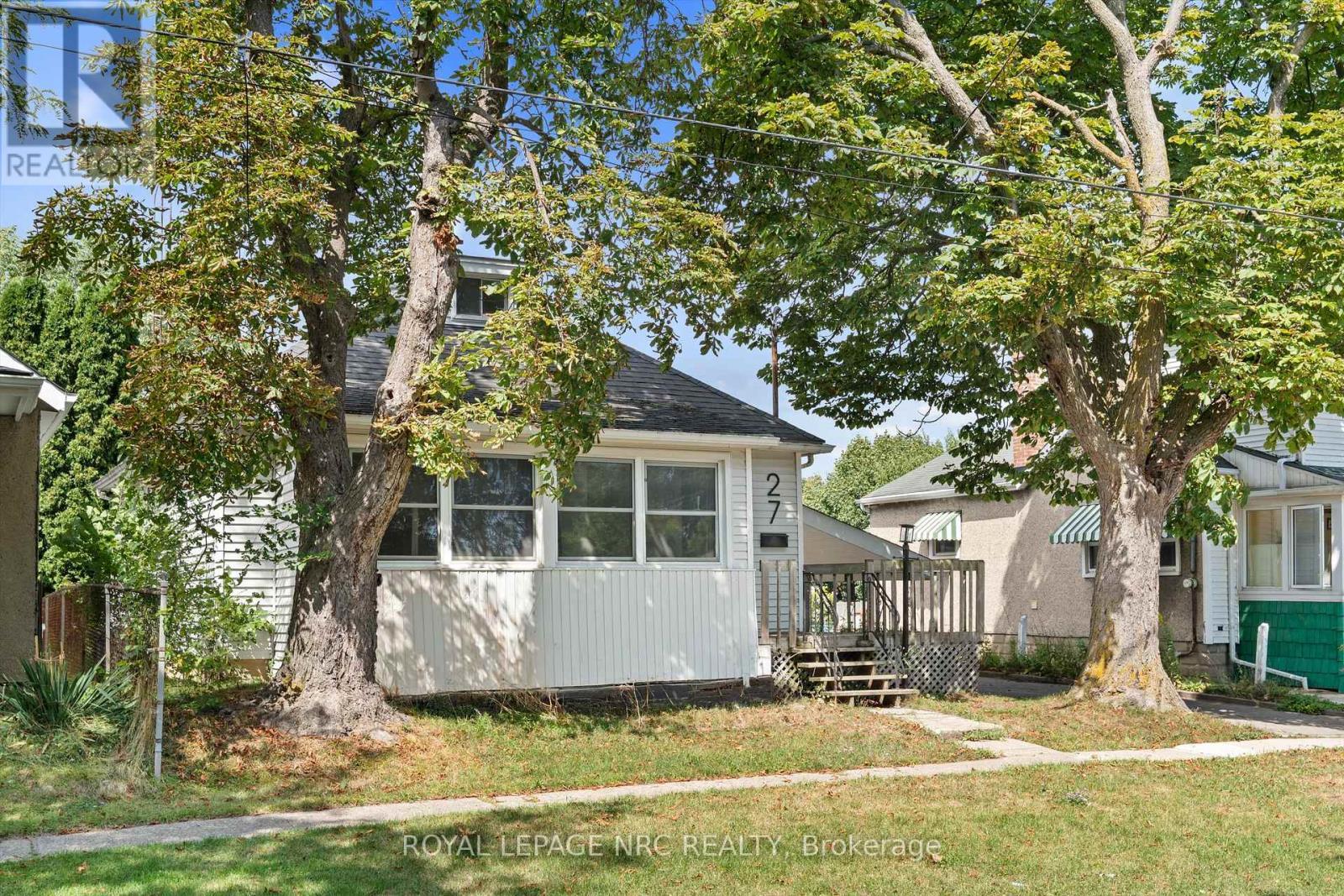 












27 MAPLECREST AVENUE

,
St. Catharines (Burleigh Hill),




Ontario
L2T1A7

