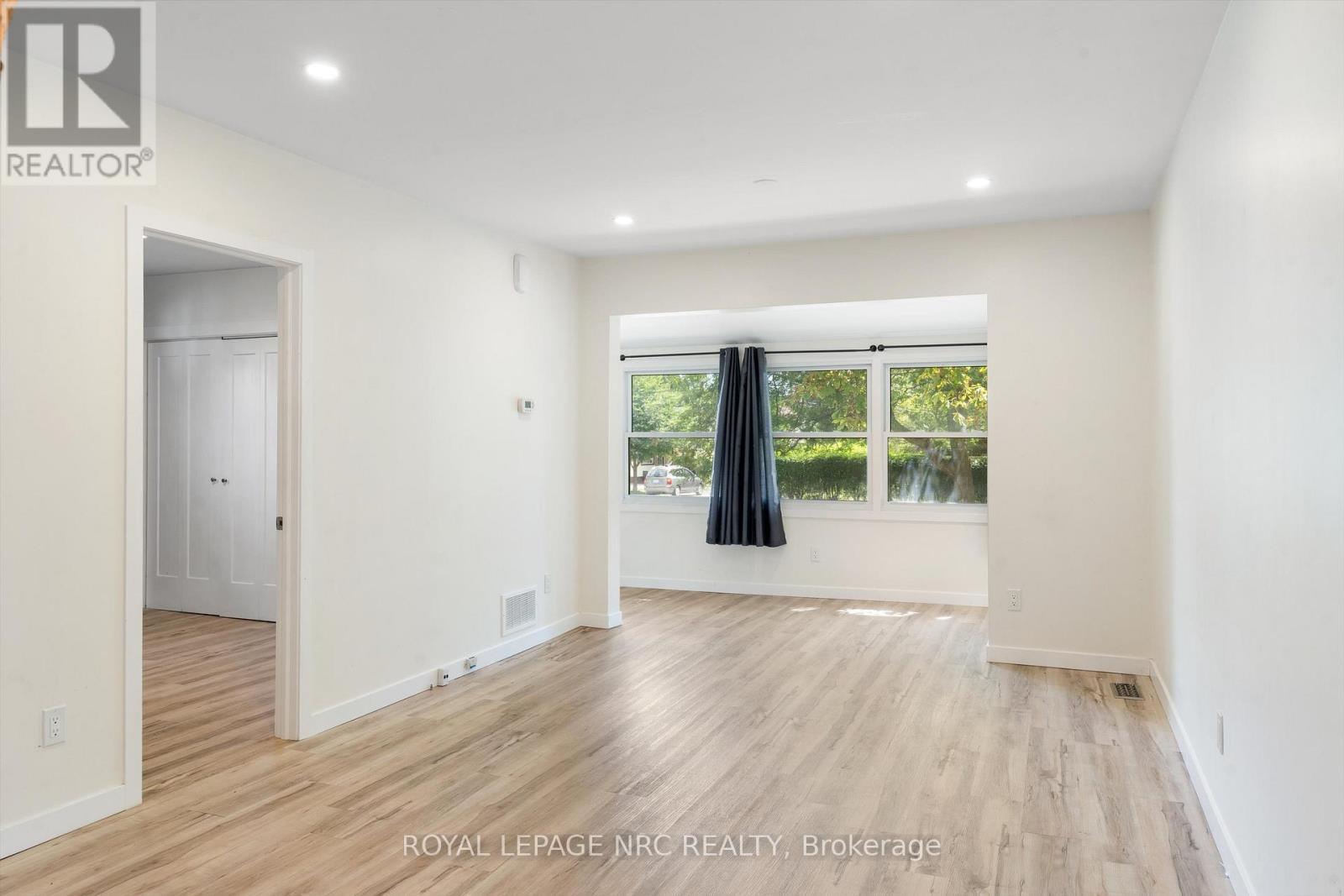 












27 MAPLECREST AVENUE

,
St. Catharines (Burleigh Hill),




Ontario
L2T1A7

