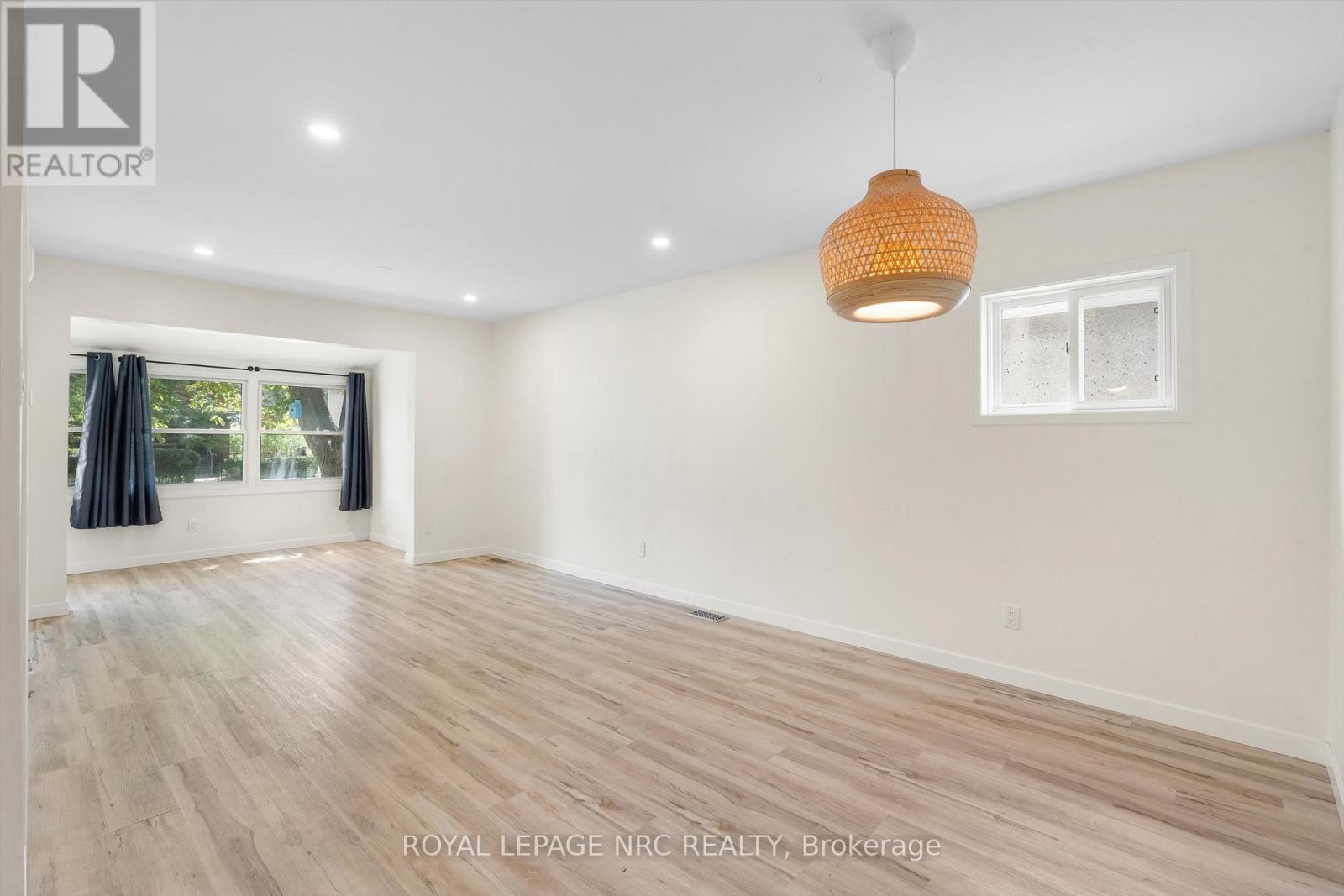 












27 MAPLECREST AVENUE

,
St. Catharines (Burleigh Hill),




Ontario
L2T1A7

