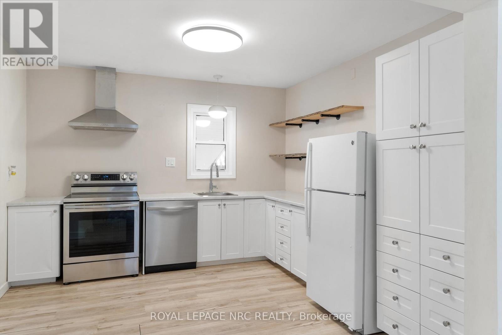 












27 MAPLECREST AVENUE

,
St. Catharines (Burleigh Hill),




Ontario
L2T1A7

