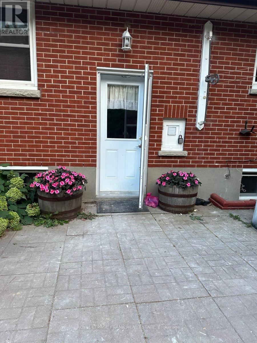 












BSMT - 754 TENNYSON AVENUE

,
Oshawa (Donevan),




Ontario
L1H3K6

